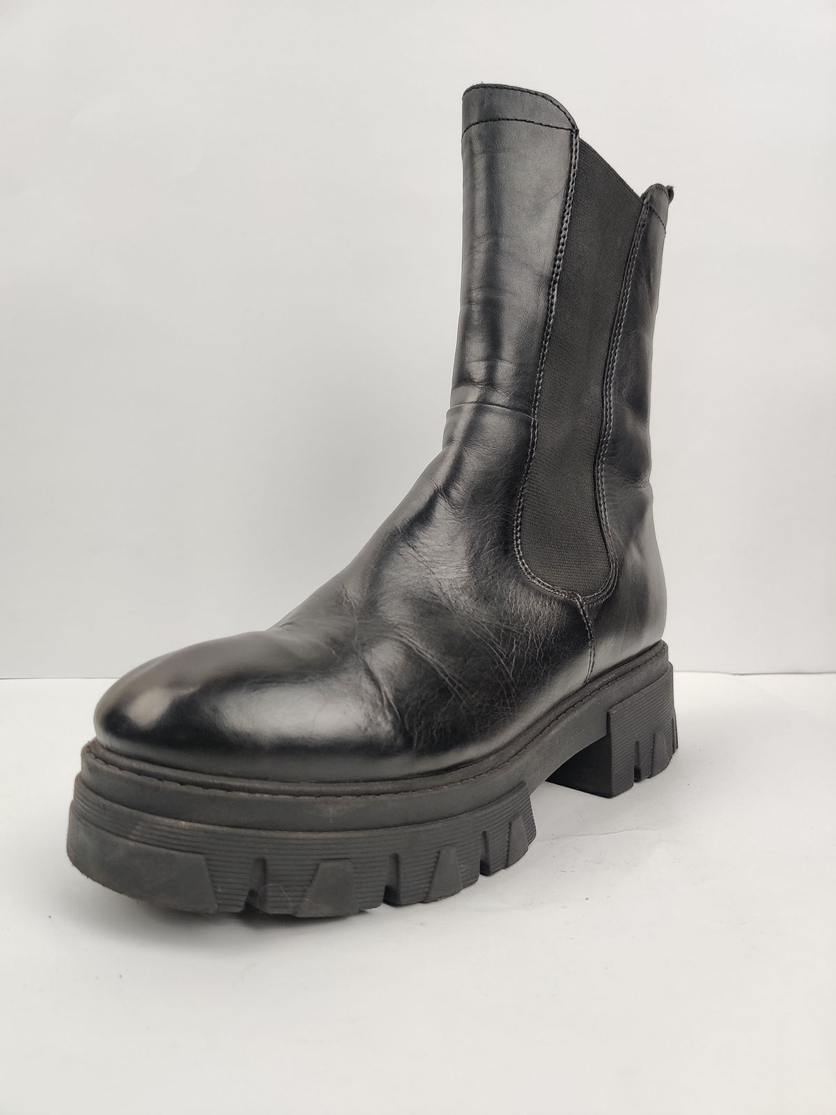 Buy online pre-used pre-loved 100% authentic & Original branded Marco Tozzi (H-185) available in Pakistan. Top international brands avilable.