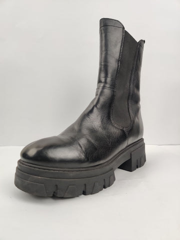 Buy online pre-used pre-loved 100% authentic & Original branded Marco Tozzi (H-185) available in Pakistan. Top international brands avilable.