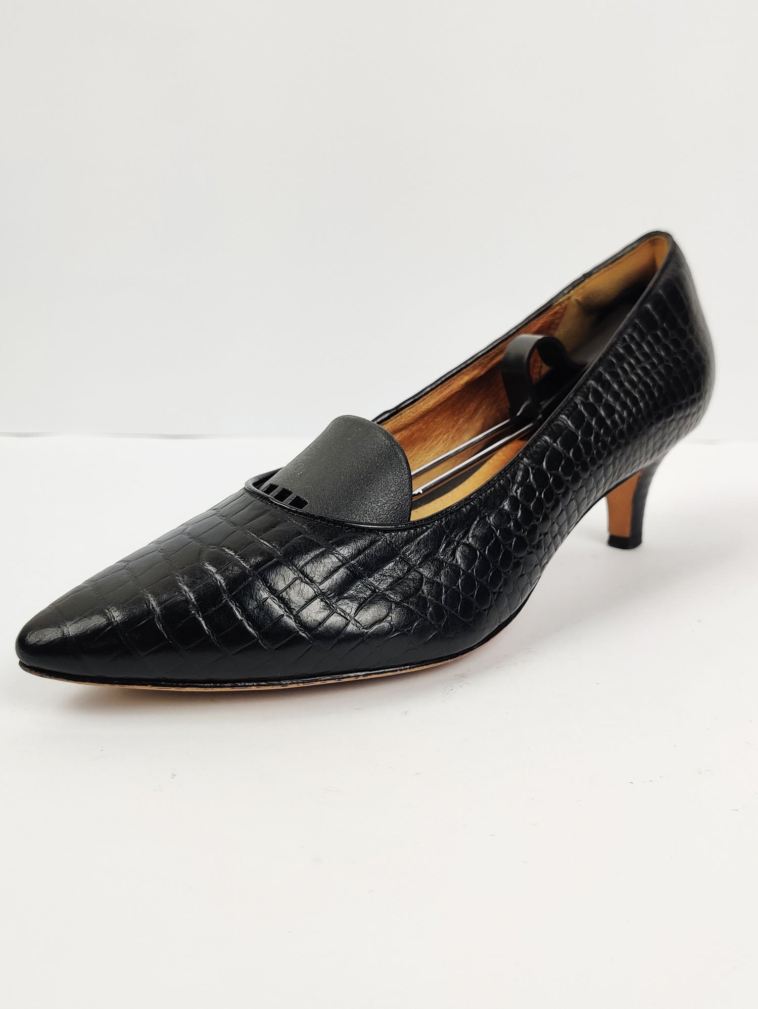 Buy online pre-used pre-loved 100% authentic & Original branded Clarks (H-20) available in Pakistan. Top international brands avilable.
