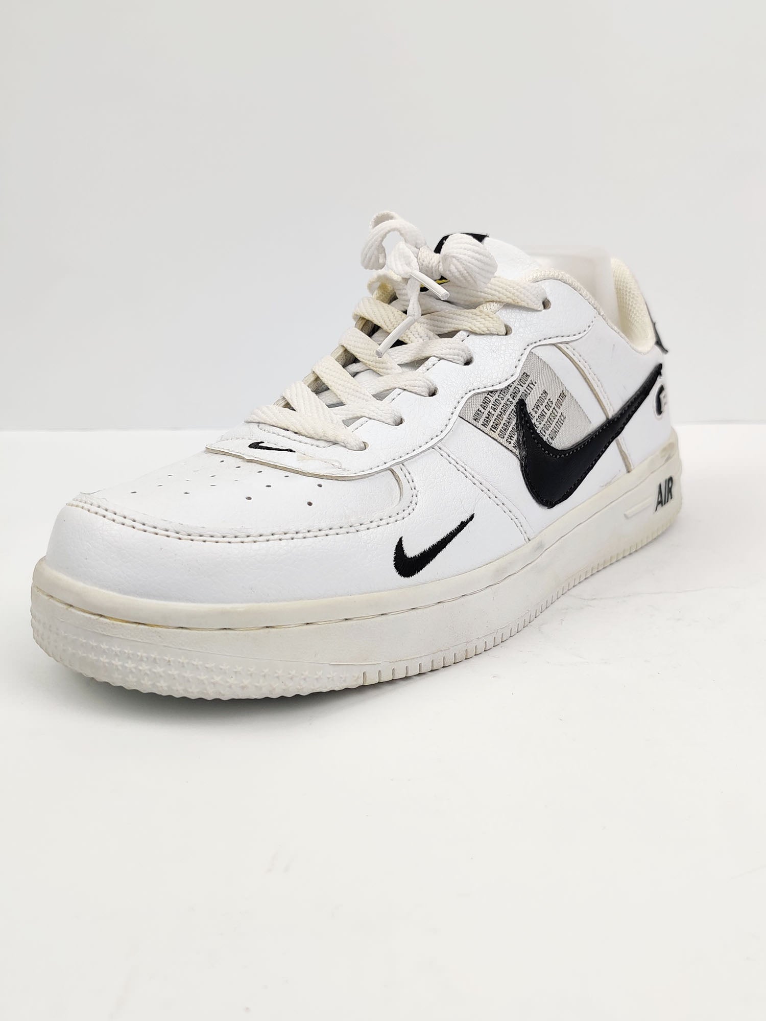 Buy online pre-used pre-loved 100% authentic & Original branded White (H-207) available in Pakistan. Top international brands avilable.