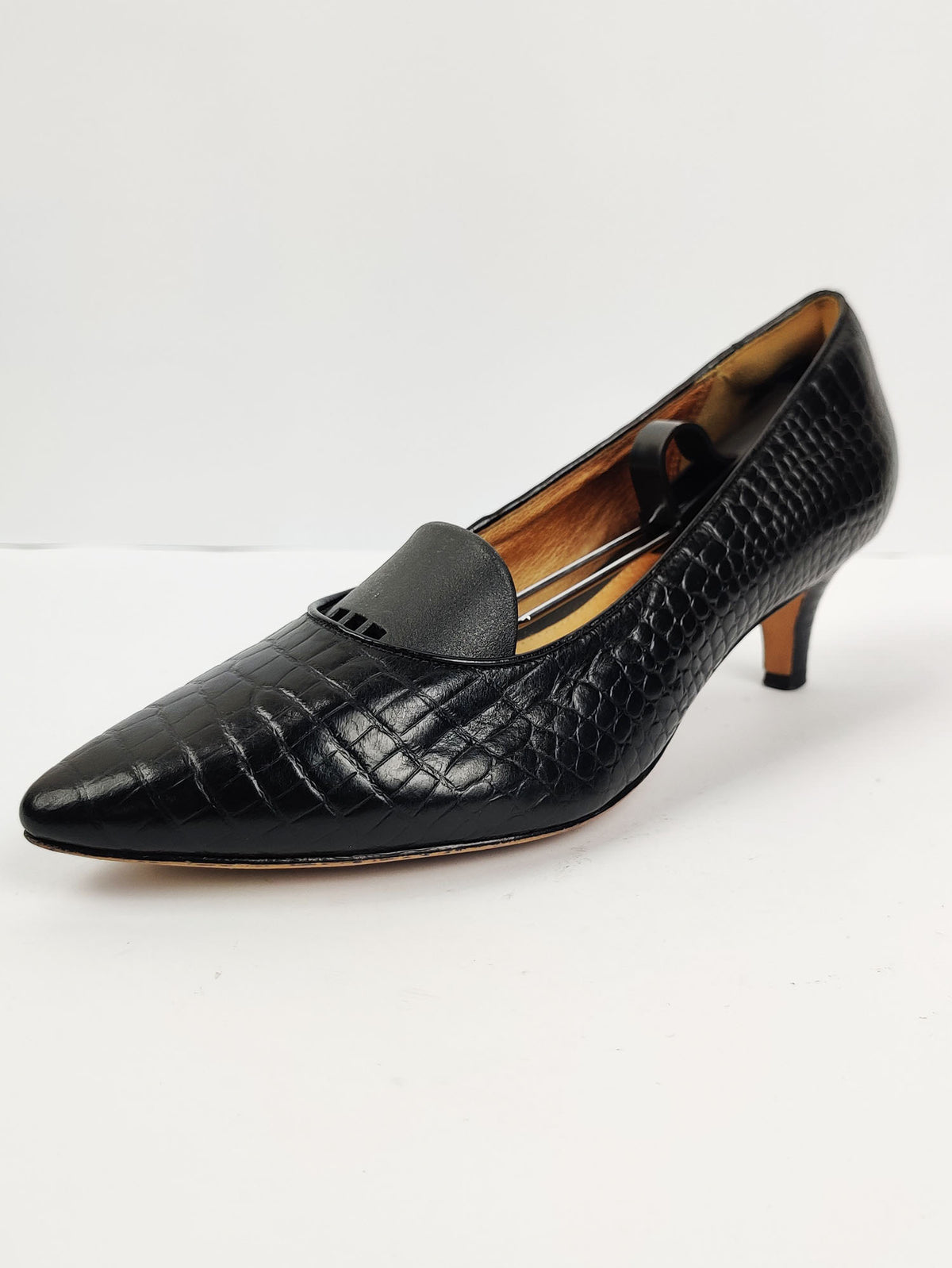 Buy online pre-used pre-loved 100% authentic & Original branded Clarks (H-20) available in Pakistan. Top international brands avilable.