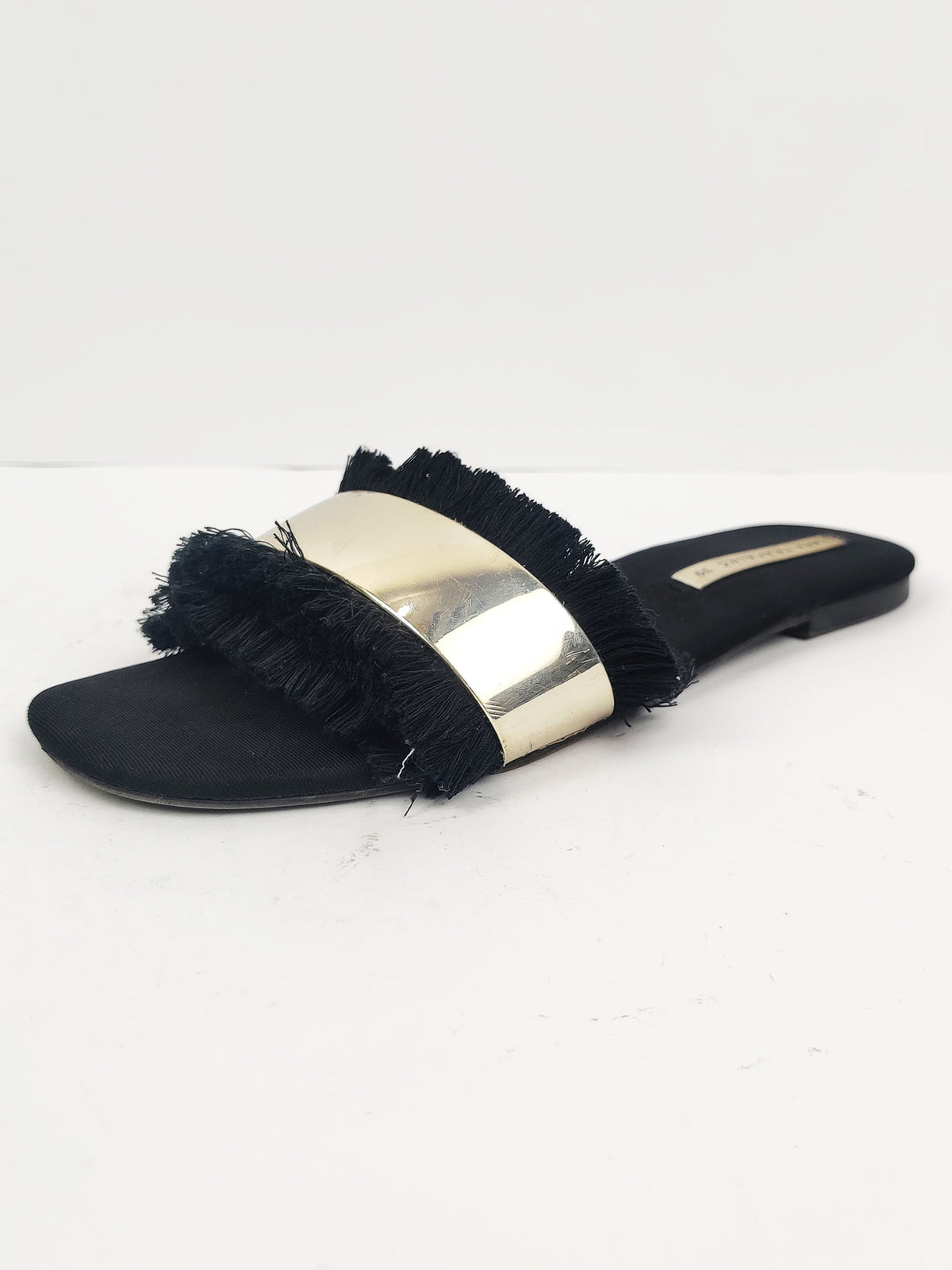 Buy online pre-used pre-loved 100% authentic & Original branded Zara Trafaluc (H-57) available in Pakistan. Top international brands avilable.