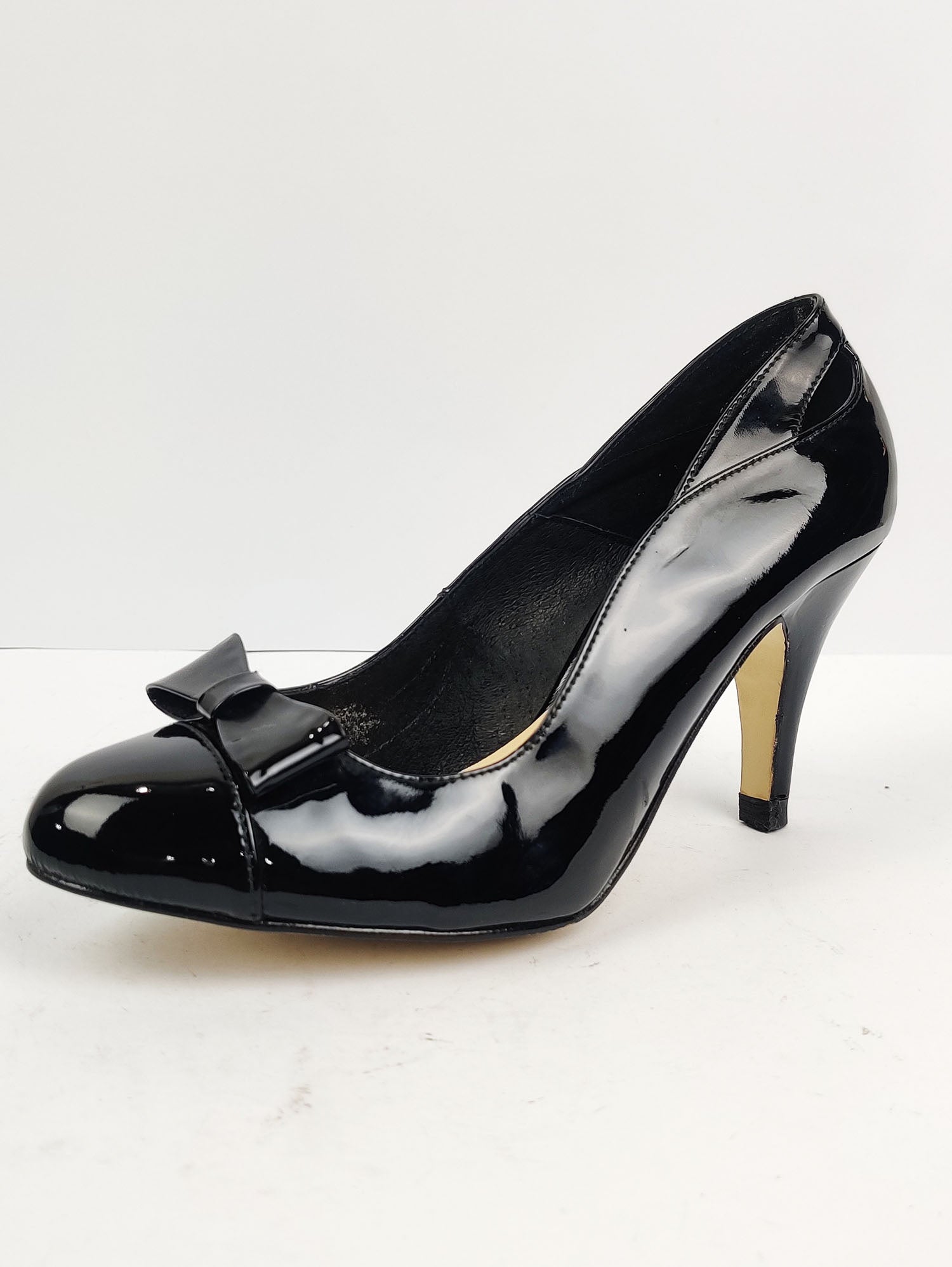Buy online pre-used pre-loved 100% authentic & Original branded Menbur (H-58) available in Pakistan. Top international brands avilable.