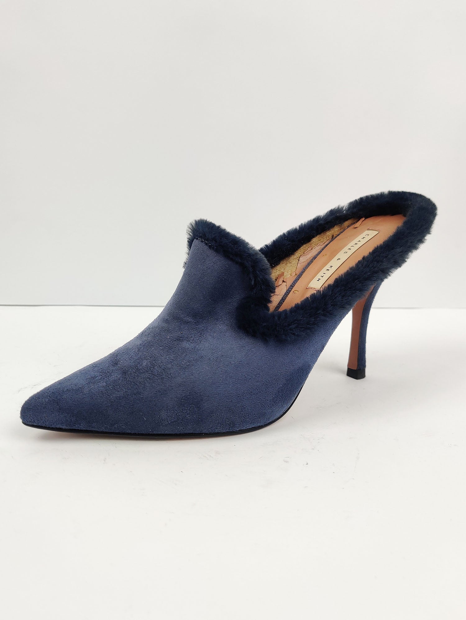 Buy online pre-used pre-loved 100% authentic & Original branded Charles & Keith (H-98) available in Pakistan. Top international brands avilable.