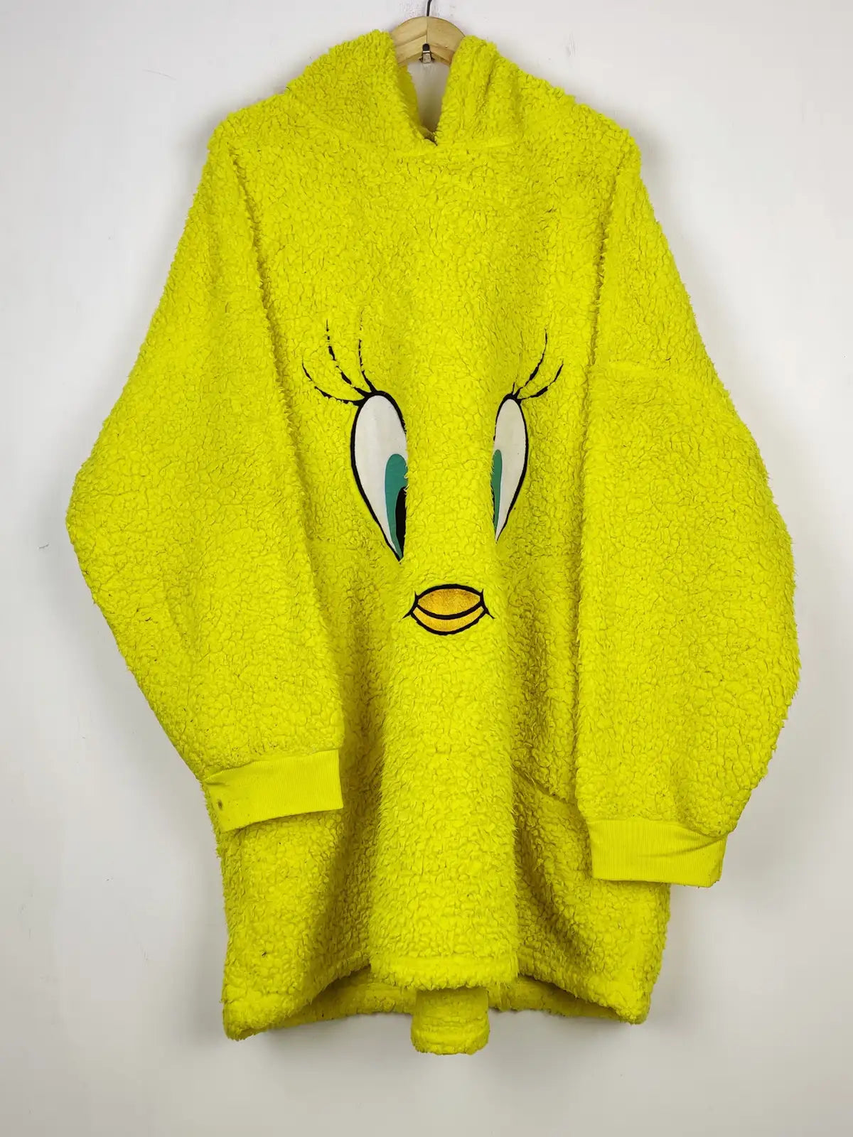 Buy online pre-used pre-loved 100% authentic & Original branded Looney Tunes (HH-261) available in Pakistan. Top international brands avilable.