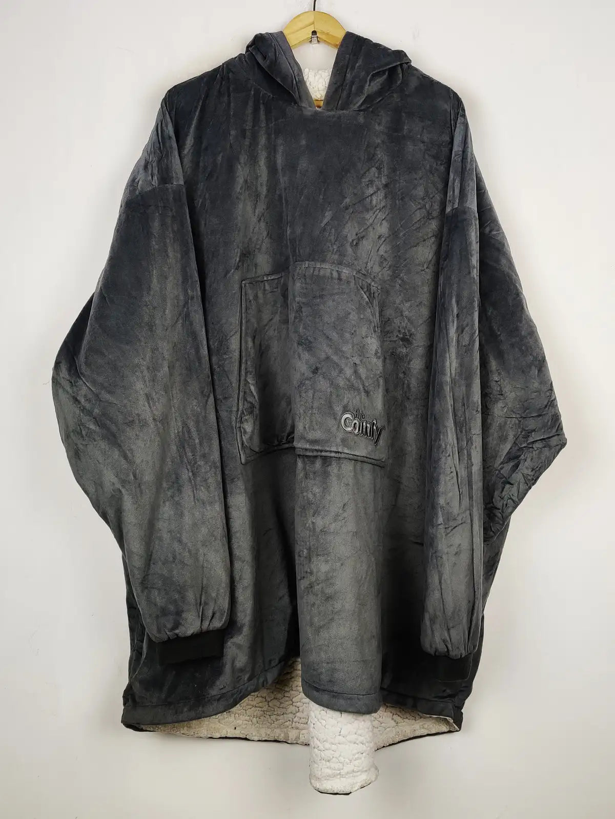 Buy online pre-used pre-loved 100% authentic & Original branded Comfy (HH-303) available in Pakistan. Top international brands avilable.