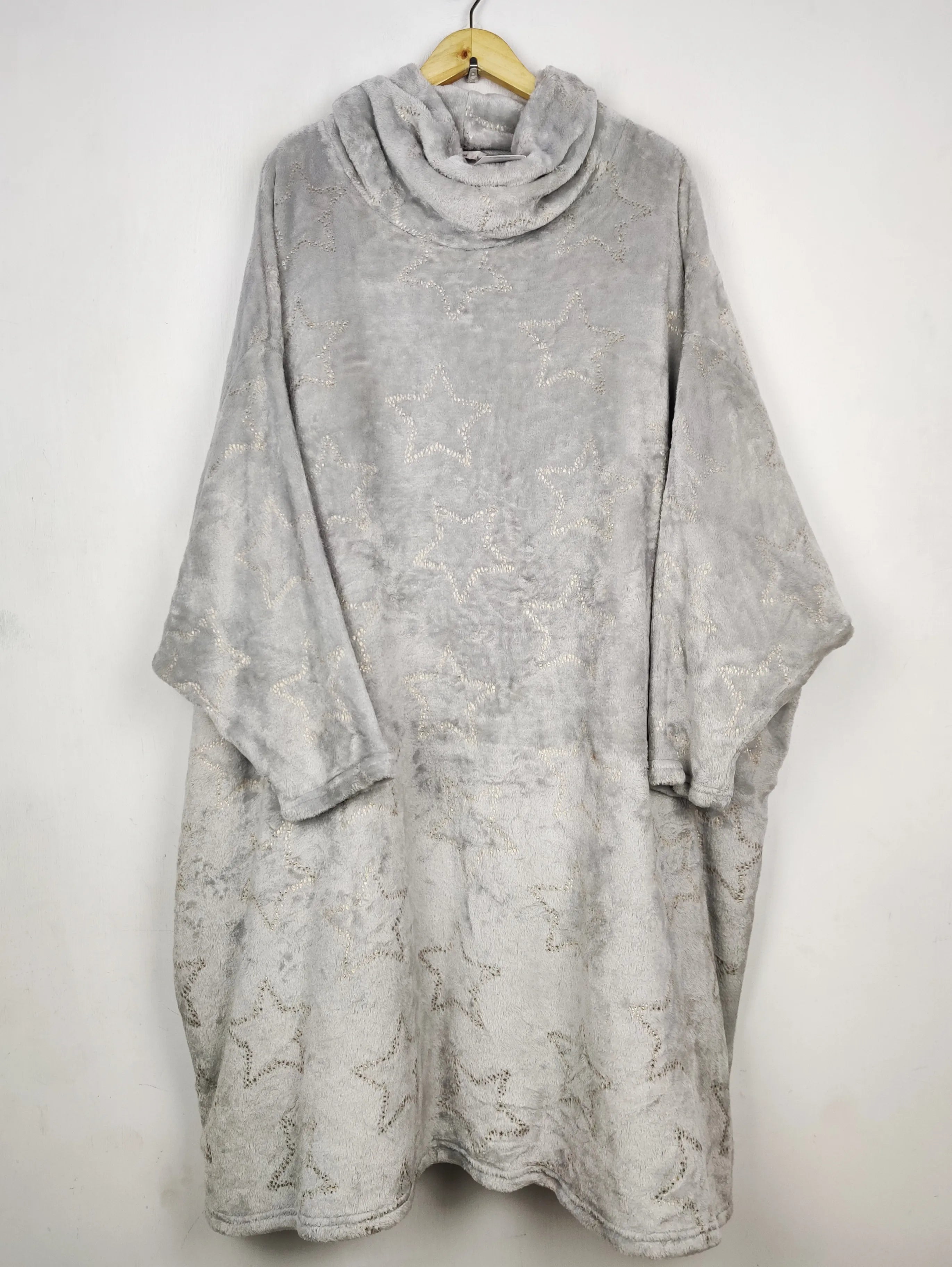Buy online pre-used pre-loved 100% authentic & Original branded Tu (HH-570) available in Pakistan. Top international brands avilable.