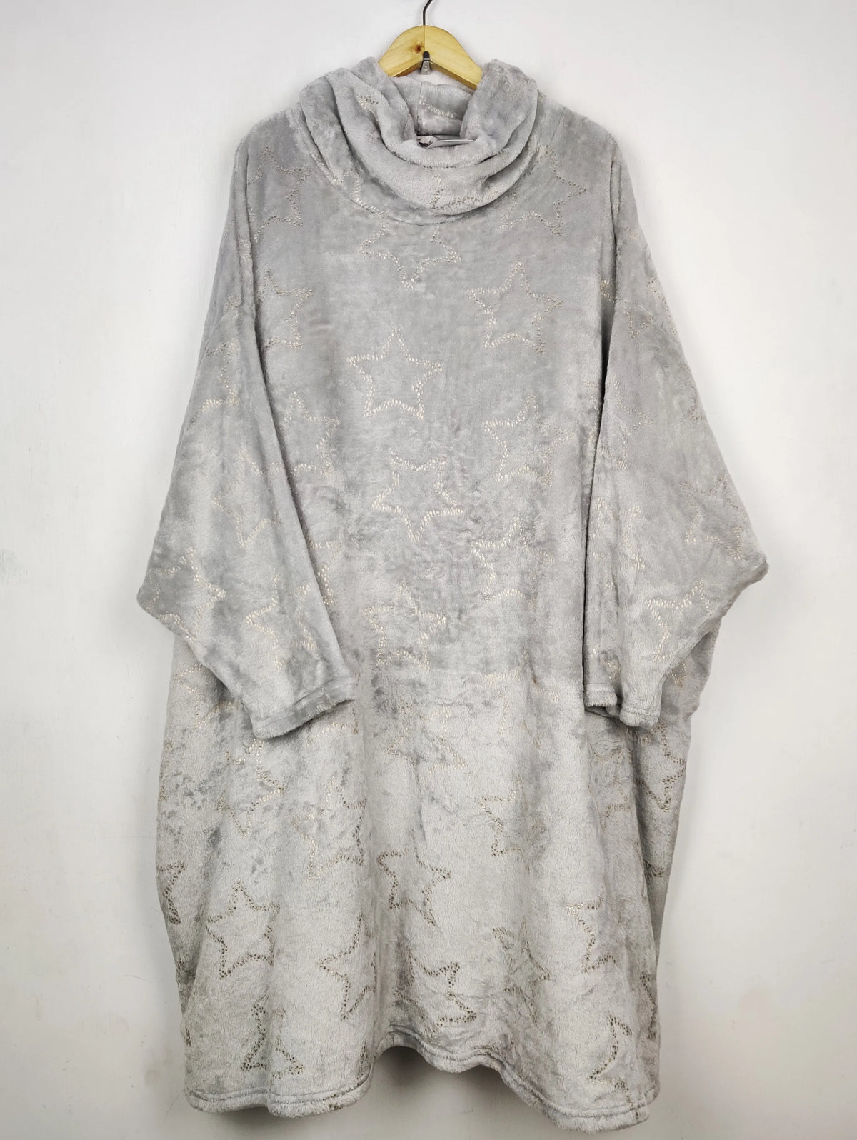 Buy online pre-used pre-loved 100% authentic & Original branded Tu (HH-570) available in Pakistan. Top international brands avilable.