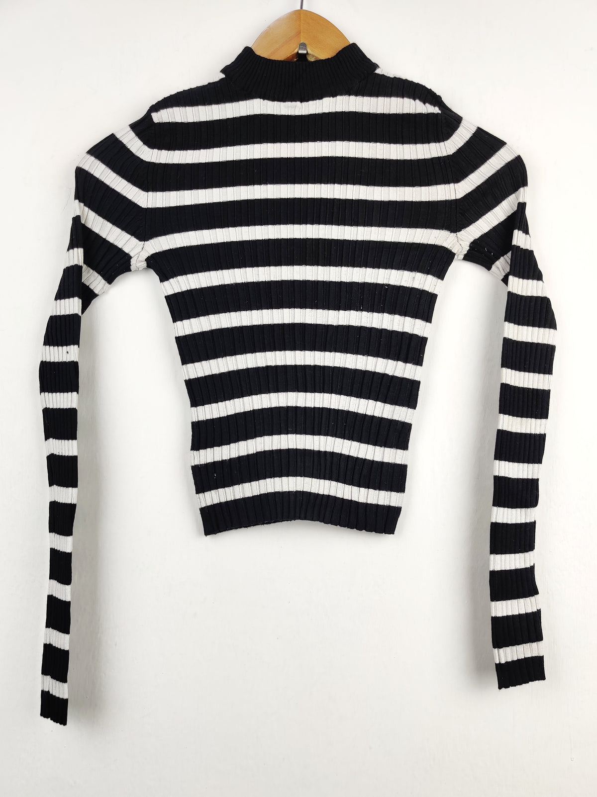 Buy online pre-used pre-loved 100% authentic & Original branded Bershka (HT-1689) available in Pakistan. Top international brands avilable.