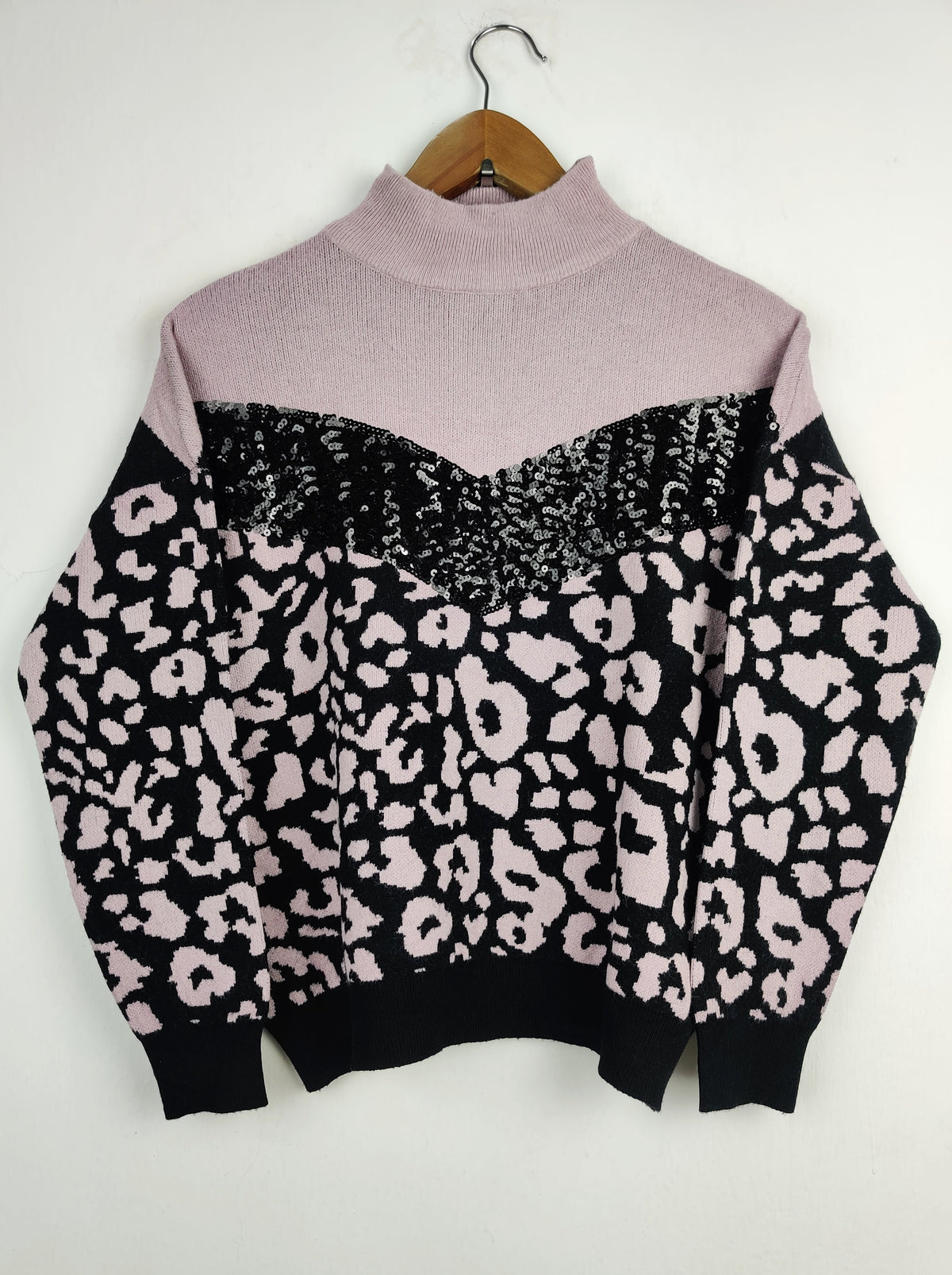 Buy online pre-used pre-loved 100% authentic & Original branded Wild Flower (HT-1877) available in Pakistan. Top international brands avilable.