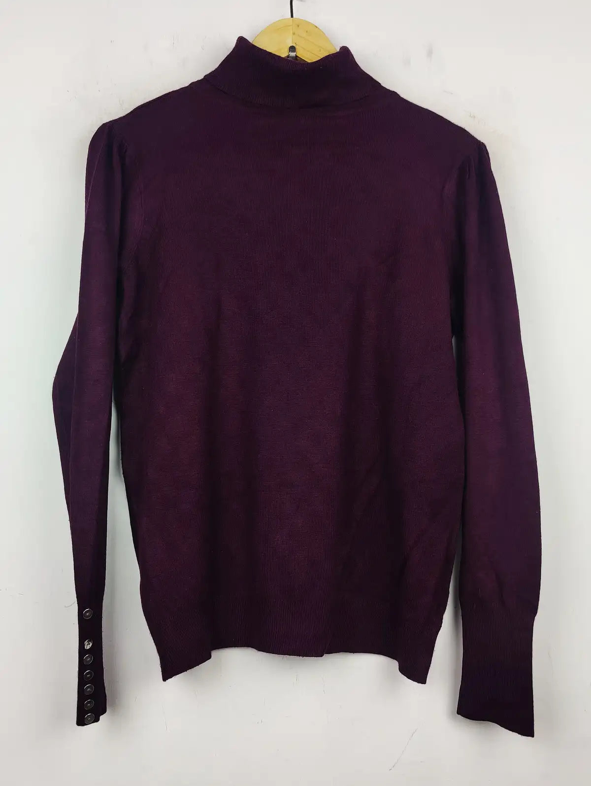 Buy online pre-used pre-loved 100% authentic & Original branded Wallis (HT-1976) available in Pakistan. Top international brands avilable.