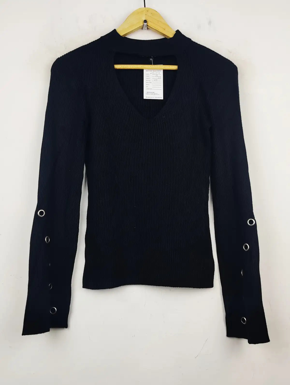 Buy online pre-used pre-loved 100% authentic & Original branded Julien Macdonald (HT-1979) available in Pakistan. Top international brands avilable.