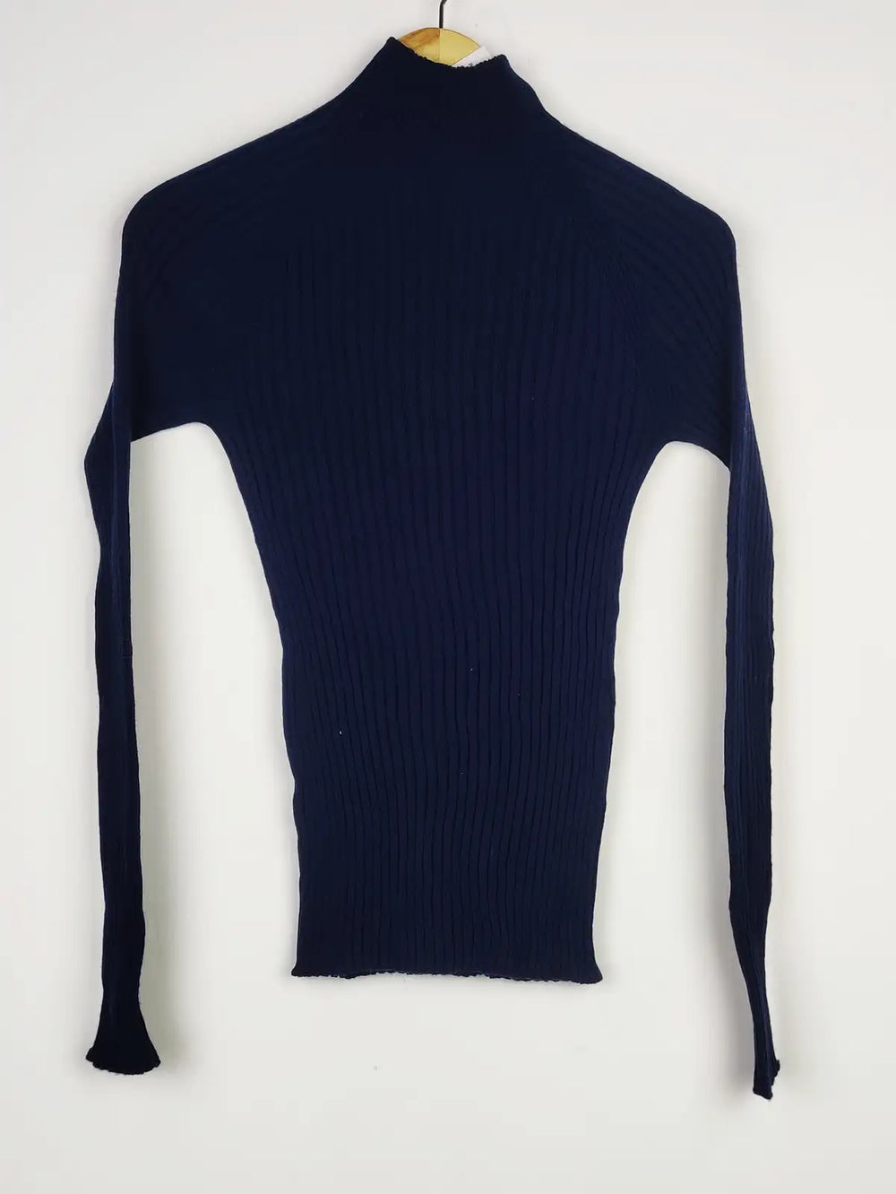 Buy online pre-used pre-loved 100% authentic & Original branded Uniqlo (HT-2094) available in Pakistan. Top international brands avilable.