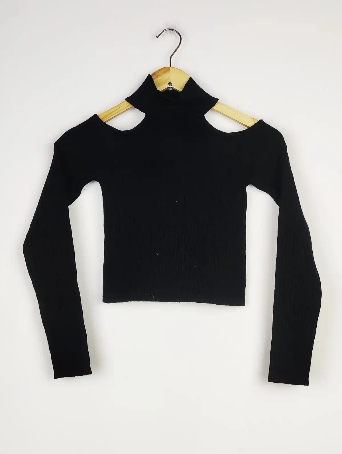 Buy online pre-used pre-loved 100% authentic & Original branded Bershka (HT-2108) available in Pakistan. Top international brands avilable.
