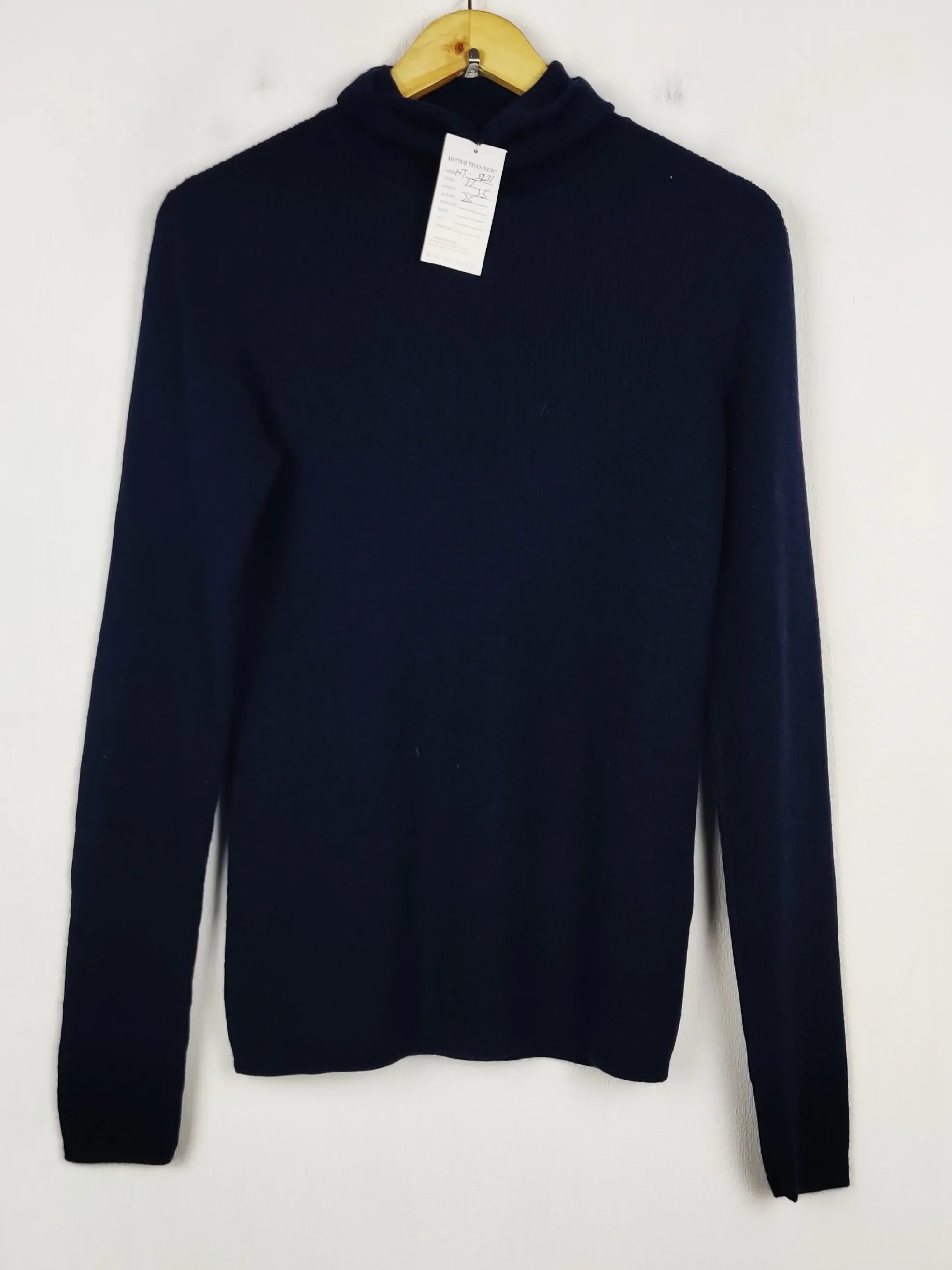 Buy online pre-used pre-loved 100% authentic & Original branded Uniqlo (HT-3231) available in Pakistan. Top international brands avilable.