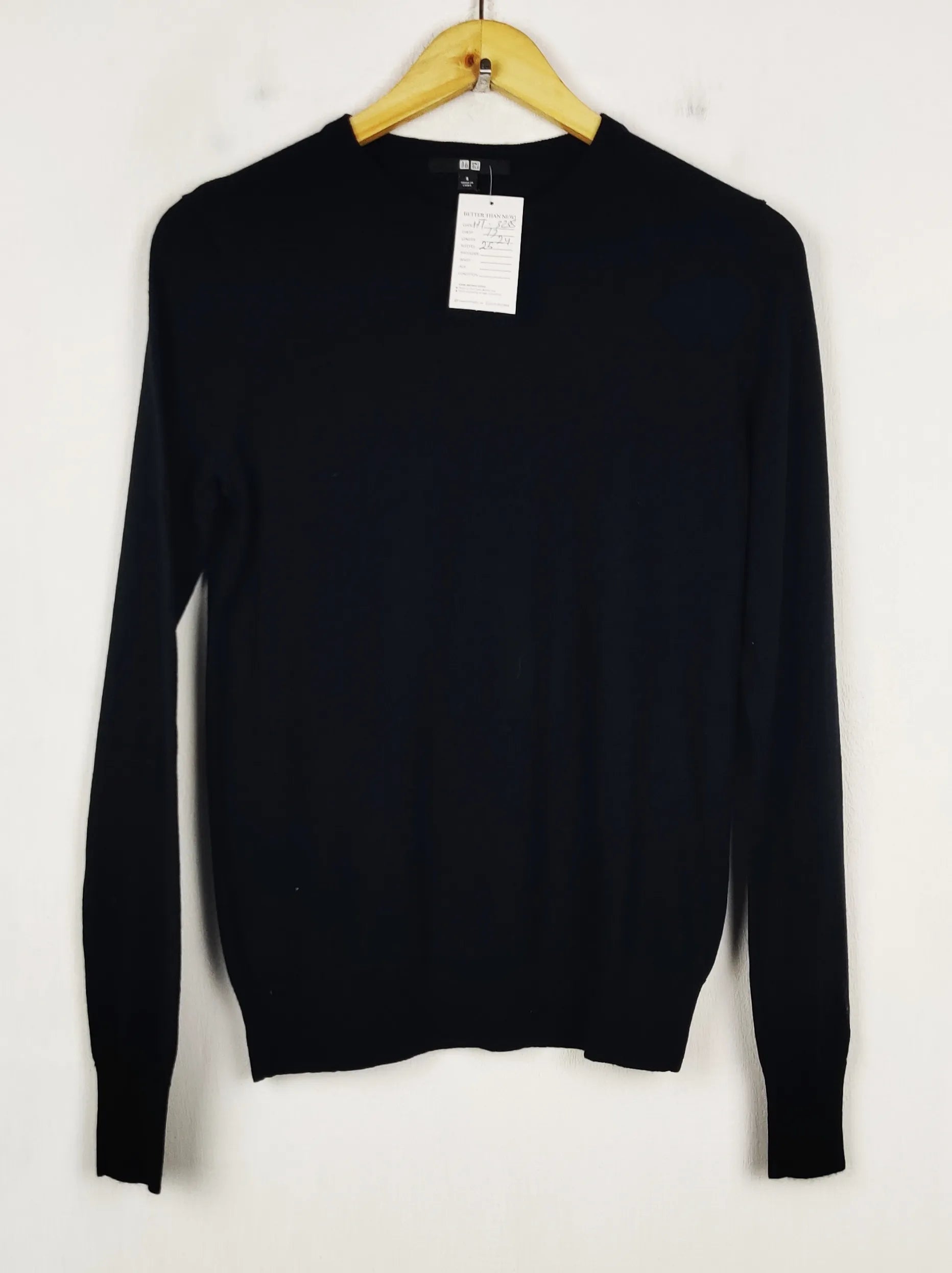 Buy online pre-used pre-loved 100% authentic & Original branded Uniqlo (HT-3238) available in Pakistan. Top international brands avilable.