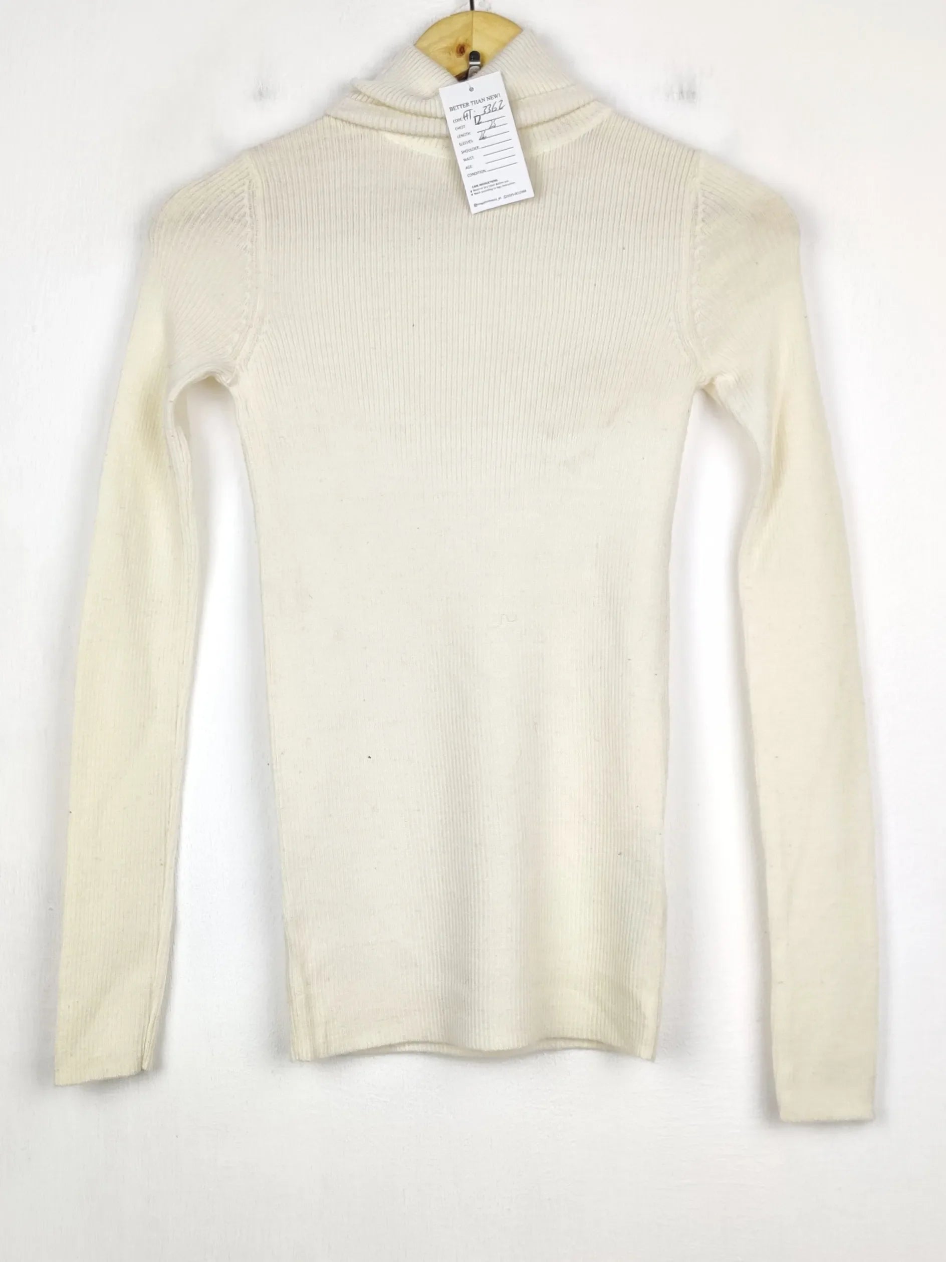 Buy online pre-used pre-loved 100% authentic & Original branded Uniqlo (HT-3362) available in Pakistan. Top international brands avilable.