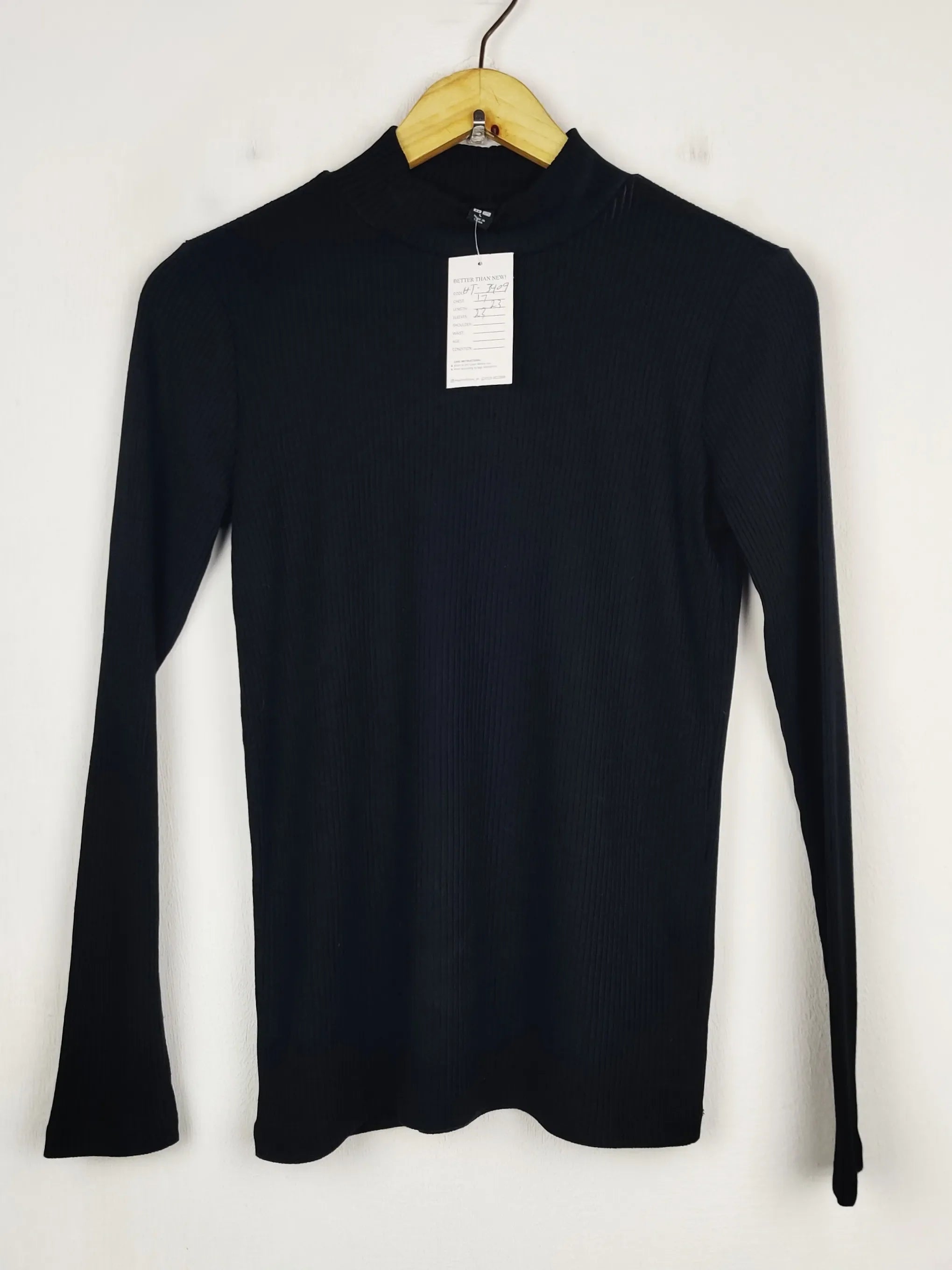 Buy online pre-used pre-loved 100% authentic & Original branded Uniqlo (HT-3409) available in Pakistan. Top international brands avilable.