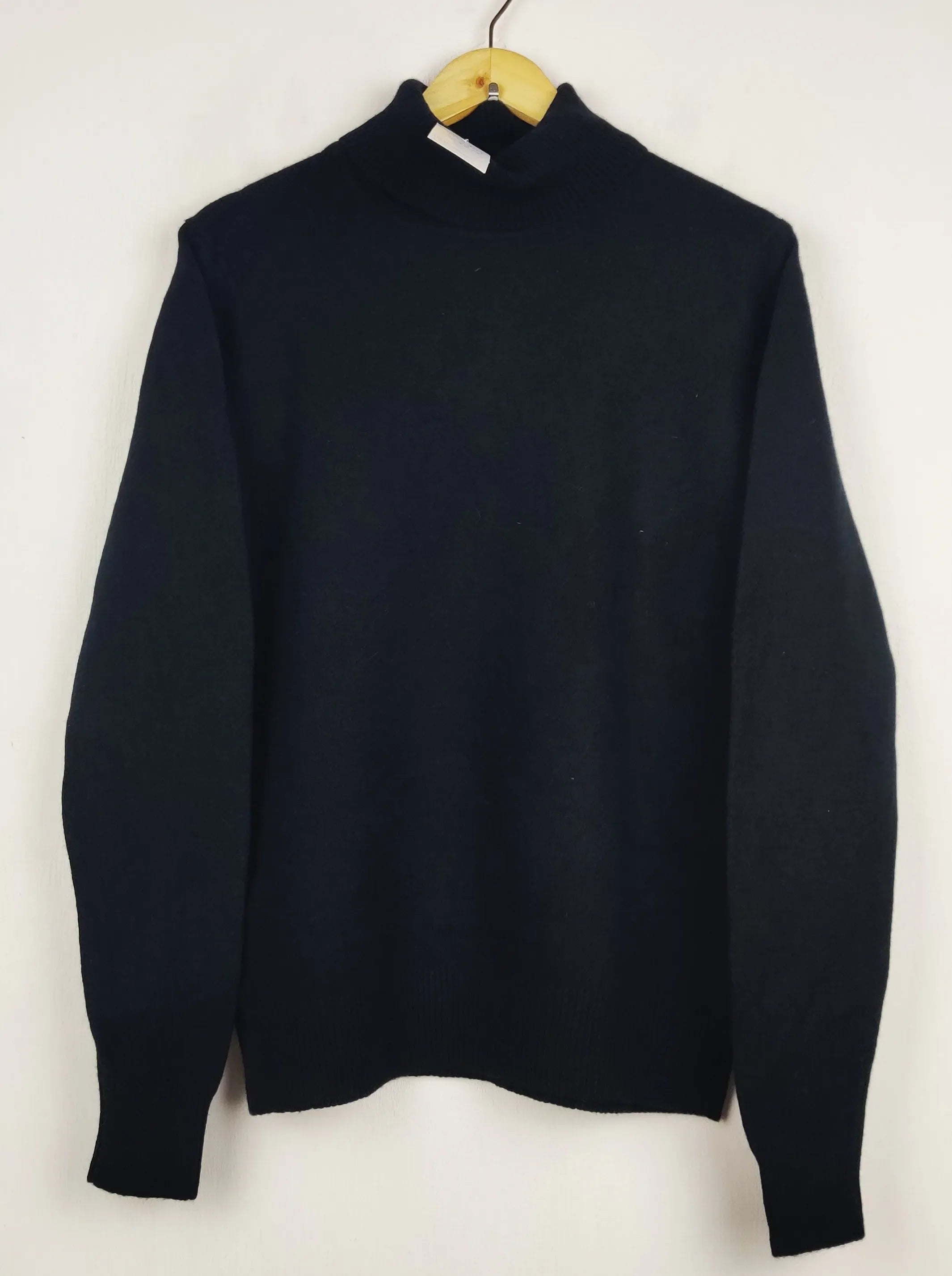 Buy online pre-used pre-loved 100% authentic & Original branded Uniqlo (HT-3513) available in Pakistan. Top international brands avilable.