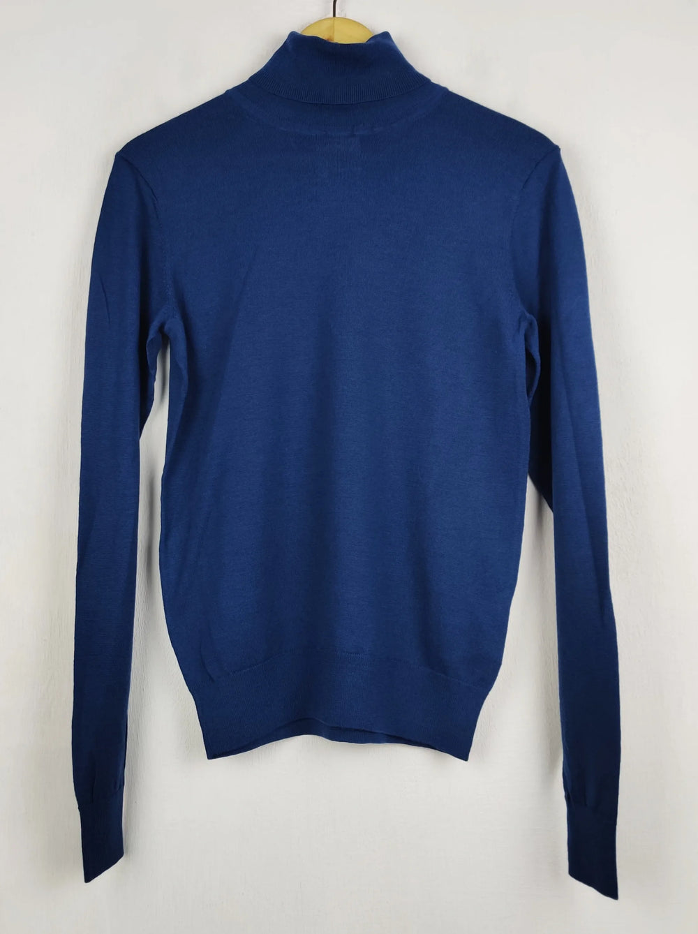 Buy online pre-used pre-loved 100% authentic & Original branded Uniqlo (HT-3523) available in Pakistan. Top international brands avilable.