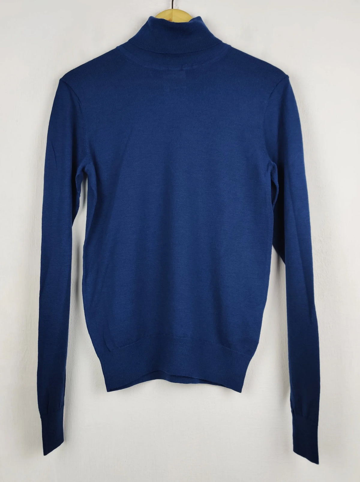 Buy online pre-used pre-loved 100% authentic & Original branded Uniqlo (HT-3523) available in Pakistan. Top international brands avilable.