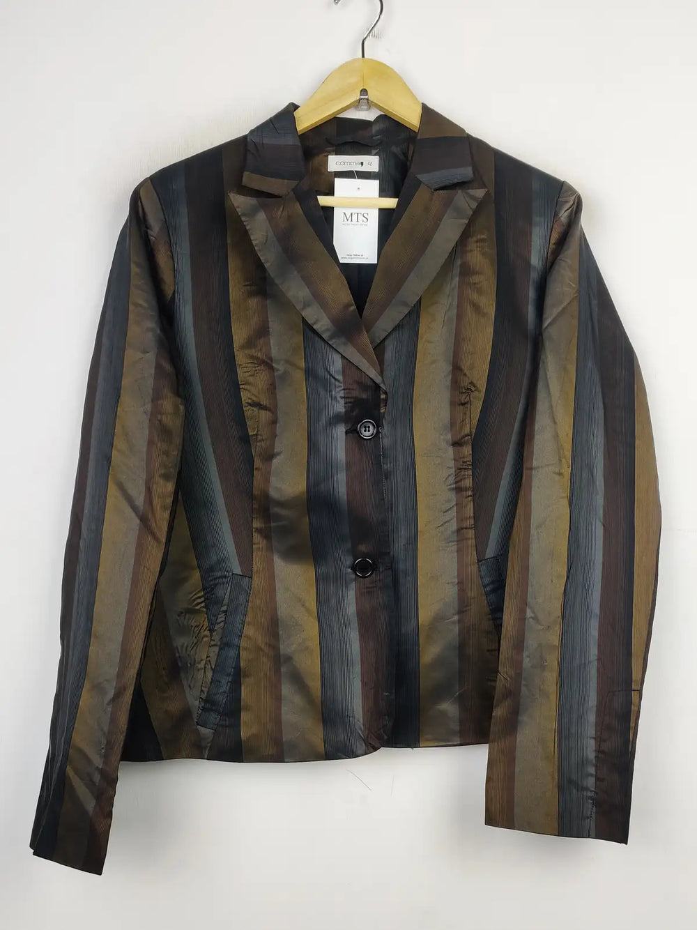 Buy online pre-used pre-loved 100% authentic & Original branded Comma (JKT-1009) available in Pakistan. Top international brands avilable.