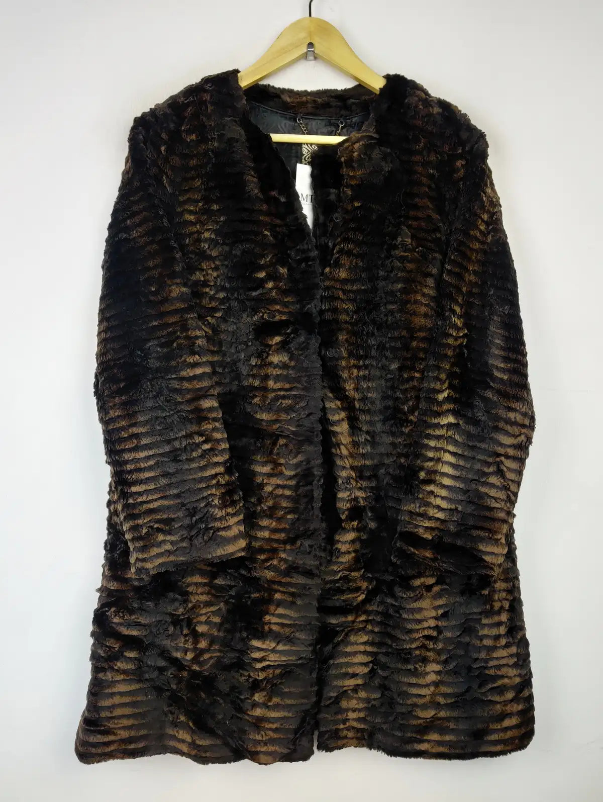 Buy online pre-used pre-loved 100% authentic & Original branded Biba (JKT-1055) available in Pakistan. Top international brands avilable.