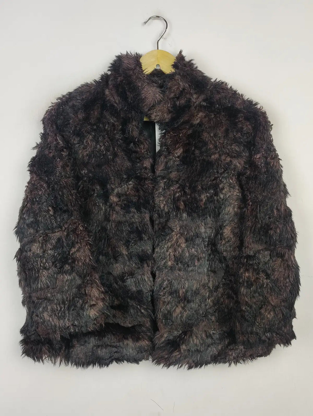 Buy online pre-used pre-loved 100% authentic & Original branded Chelsea (JKT-1061) available in Pakistan. Top international brands avilable.