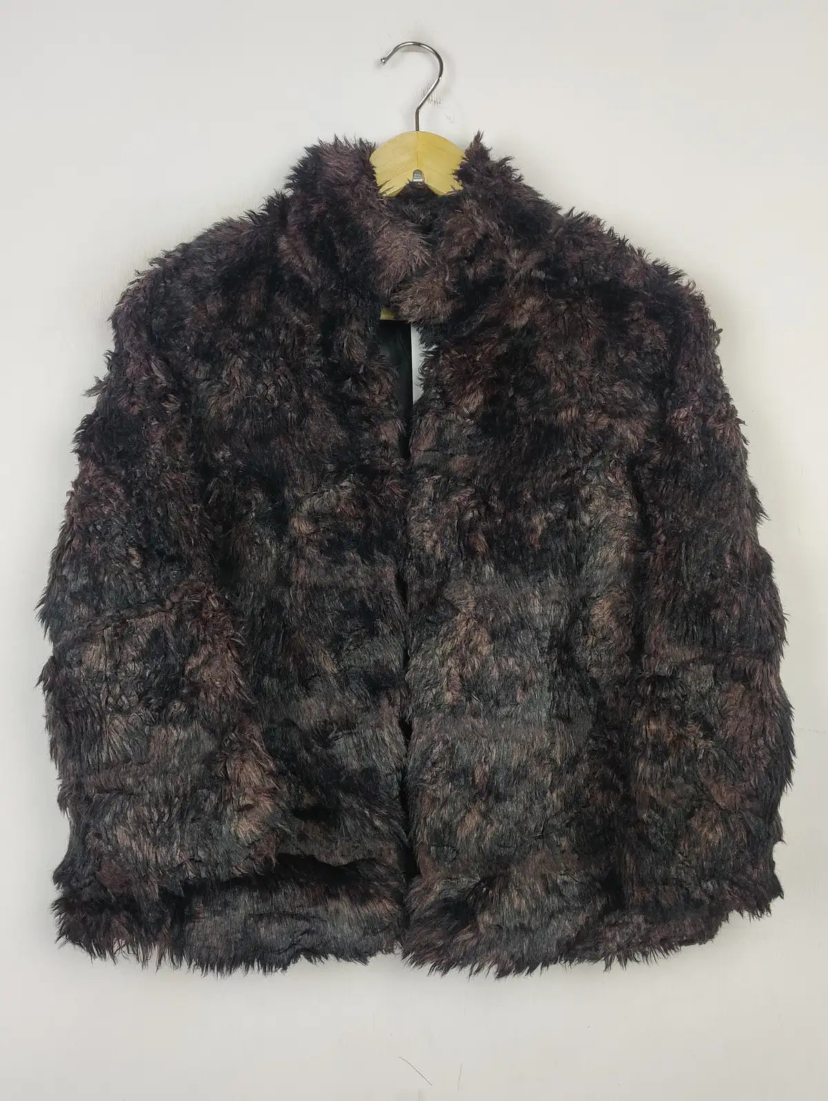 Buy online pre-used pre-loved 100% authentic & Original branded Chelsea (JKT-1061) available in Pakistan. Top international brands avilable.