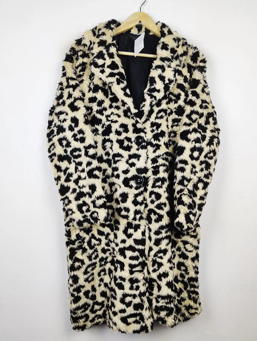 Buy online pre-used pre-loved 100% authentic & Original branded Tobi (JKT-1071) available in Pakistan. Top international brands avilable.