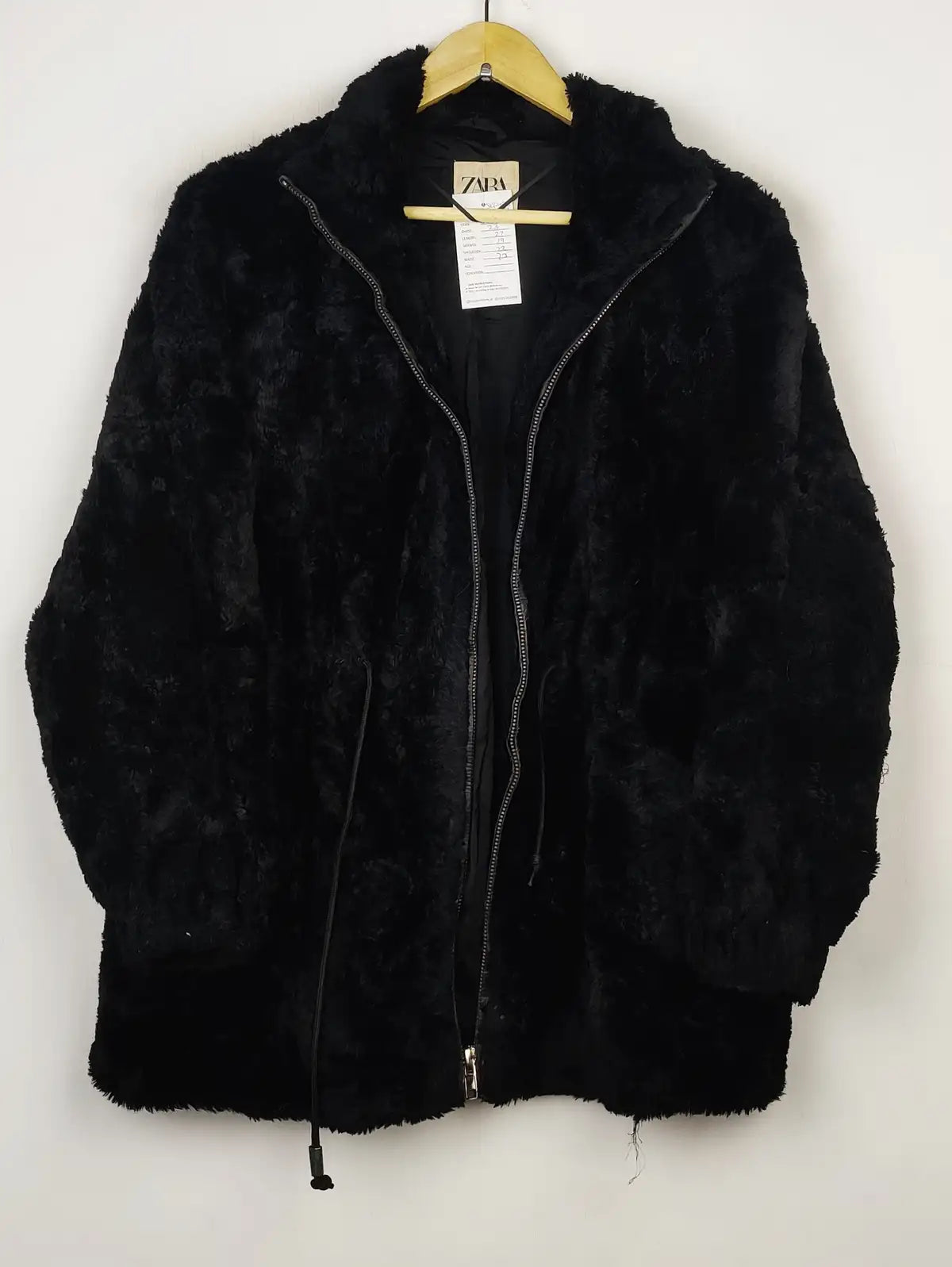 Buy online pre-used pre-loved 100% authentic & Original branded Zara (JKT-1093) available in Pakistan. Top international brands avilable.