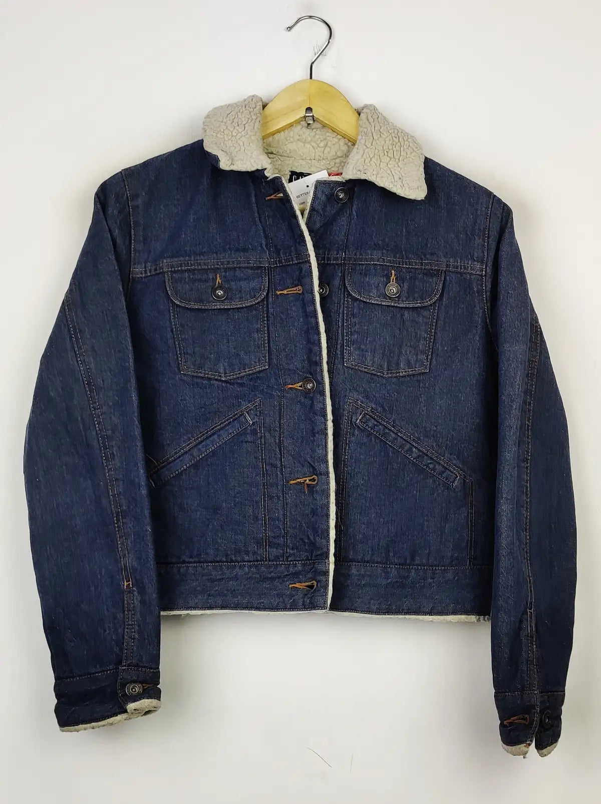 Buy online pre-used pre-loved 100% authentic & Original branded Gap (JKT-1099) available in Pakistan. Top international brands avilable.