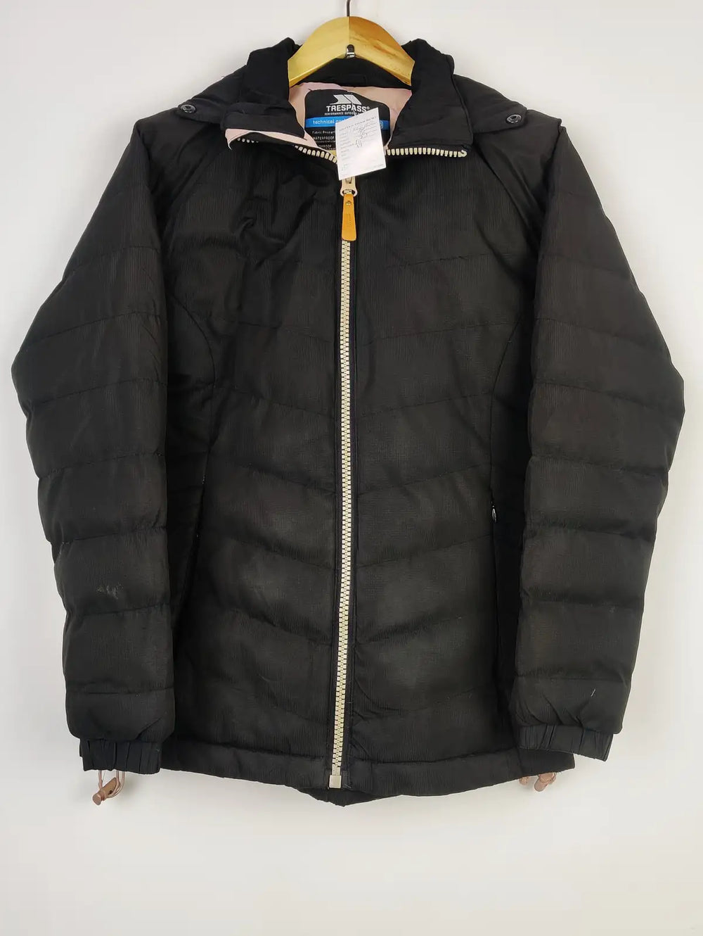 Buy online pre-used pre-loved 100% authentic & Original branded Trespass (JKT-1130) available in Pakistan. Top international brands avilable.