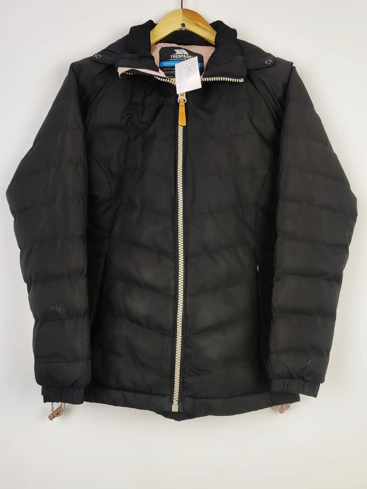 Buy online pre-used pre-loved 100% authentic & Original branded Trespass (JKT-1130) available in Pakistan. Top international brands avilable.
