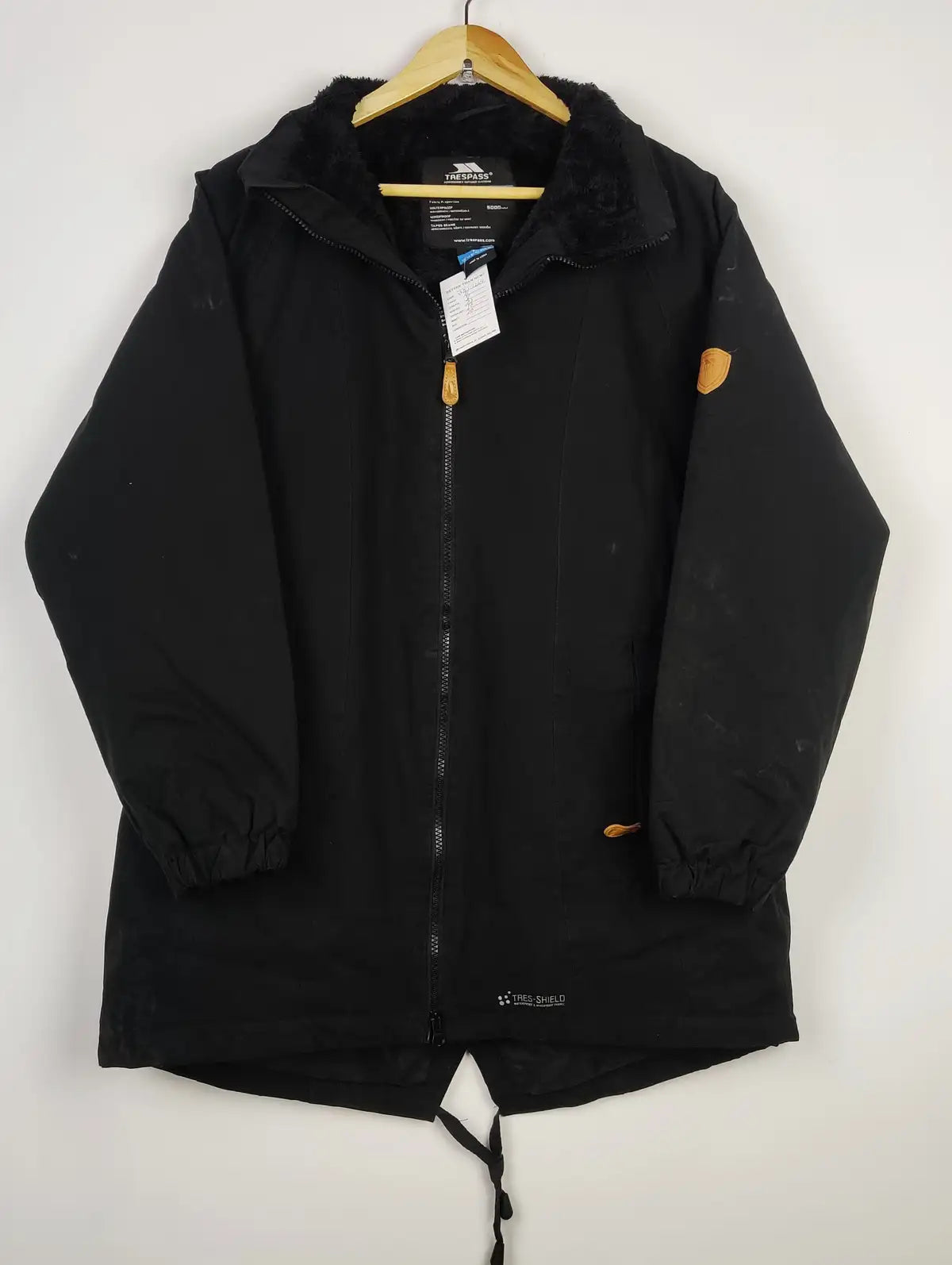 Buy online pre-used pre-loved 100% authentic & Original branded Trespass (JKT-1269) available in Pakistan. Top international brands avilable.