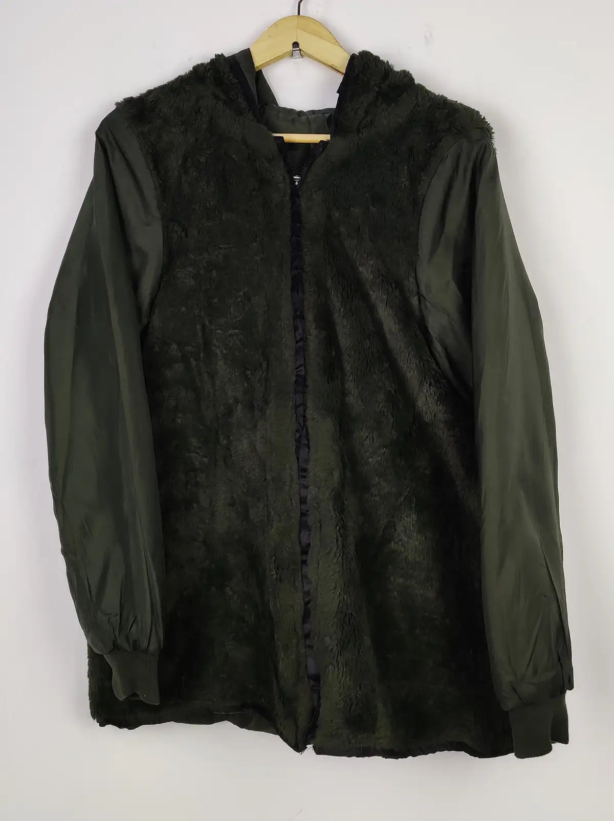 Buy online pre-used pre-loved 100% authentic & Original branded Unknown Brand (JKT-1418) available in Pakistan. Top international brands avilable.