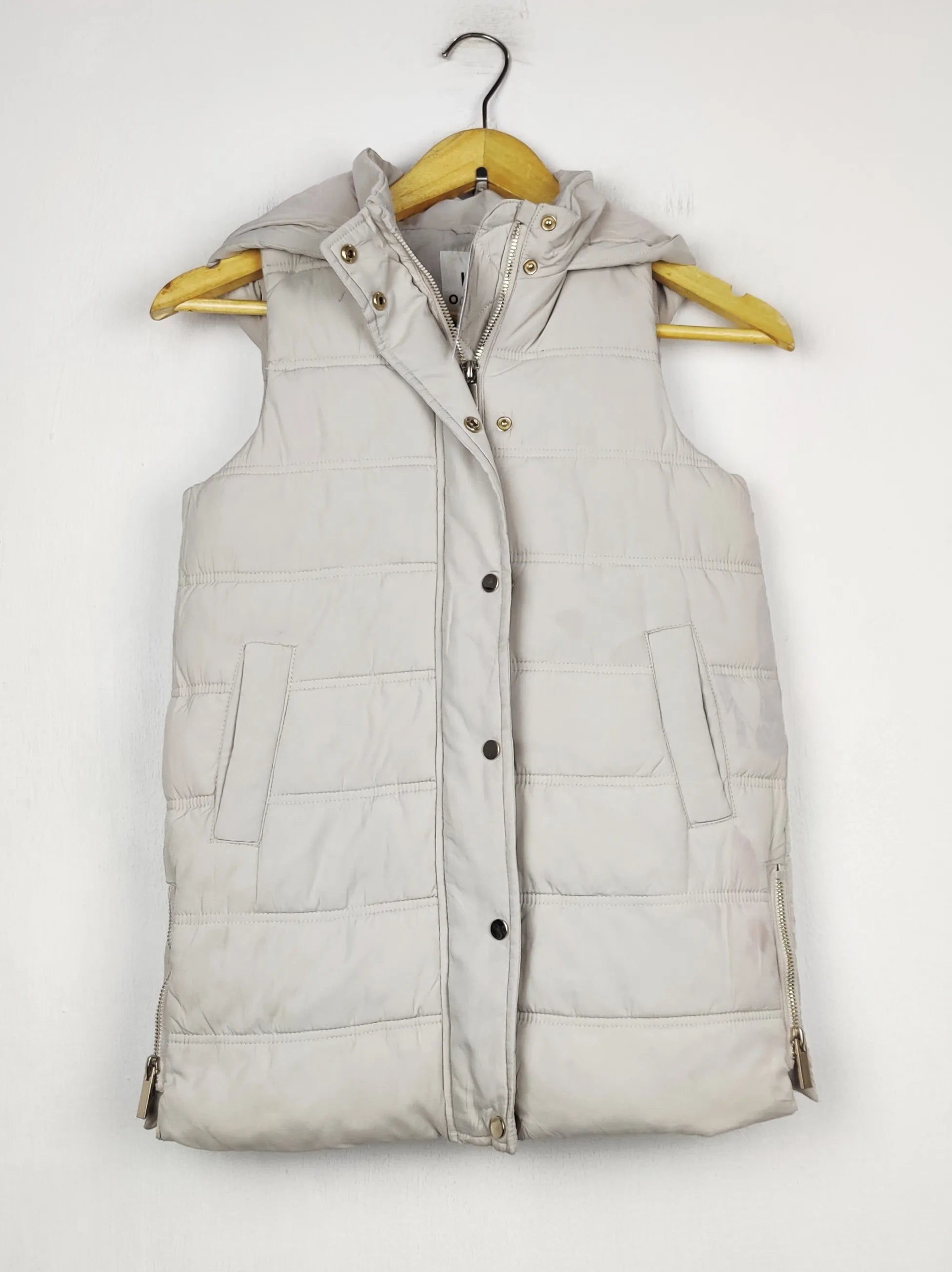 Buy online pre-used pre-loved 100% authentic & Original branded F&F (JKT-1533) available in Pakistan. Top international brands avilable.
