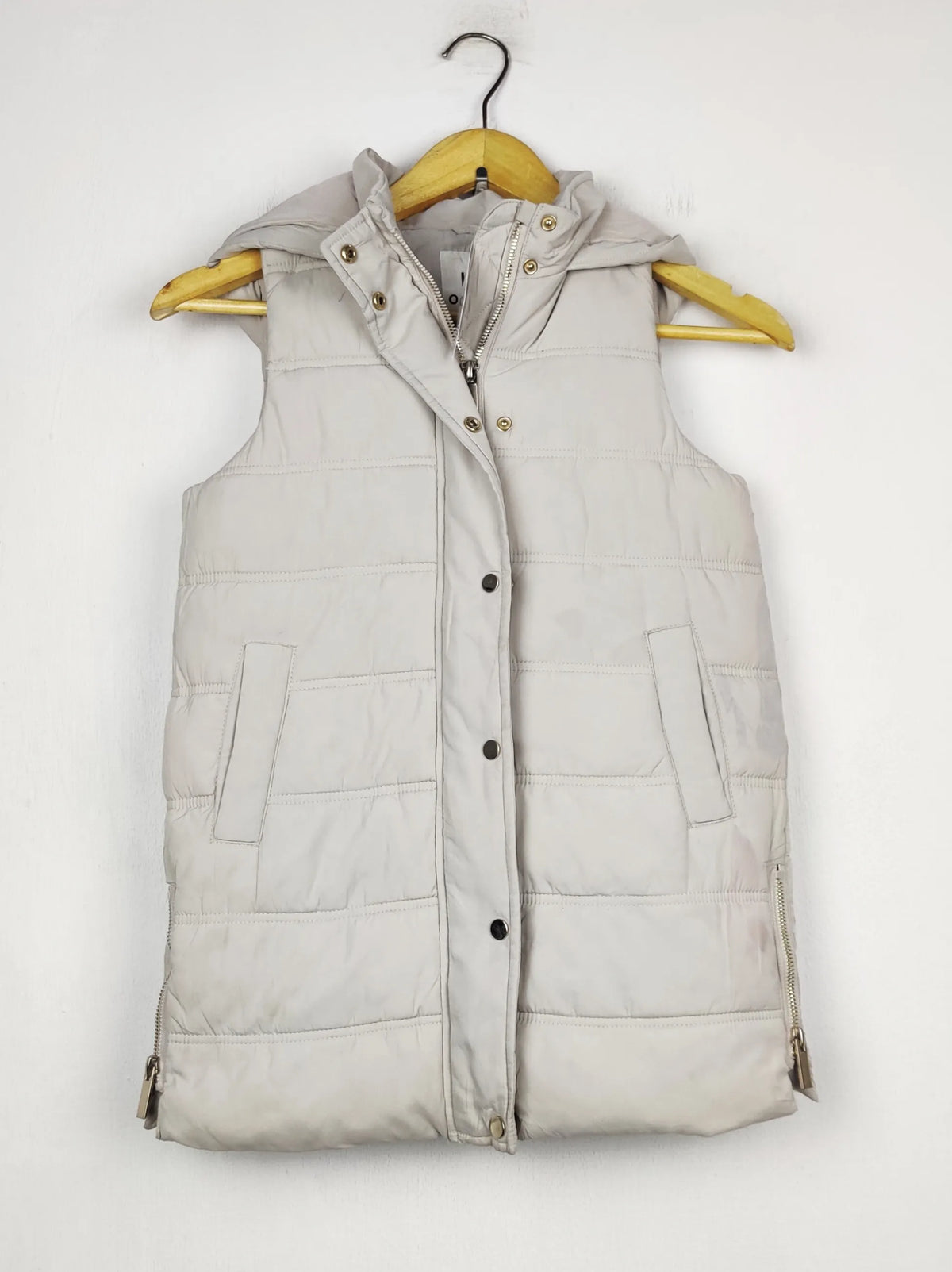 Buy online pre-used pre-loved 100% authentic & Original branded F&F (JKT-1533) available in Pakistan. Top international brands avilable.