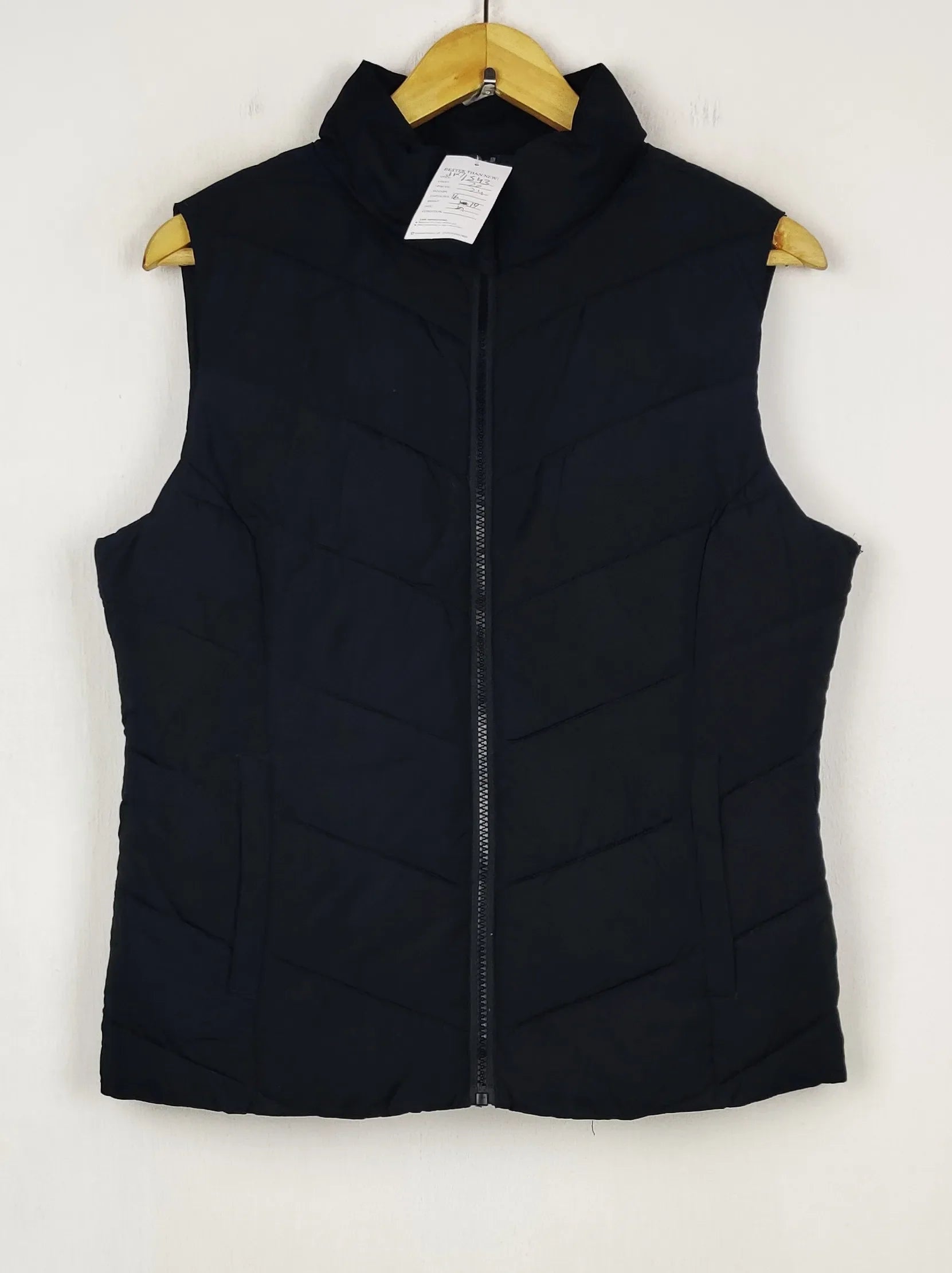 Buy online pre-used pre-loved 100% authentic & Original branded Unknown Brand (JKT-1543) available in Pakistan. Top international brands avilable.
