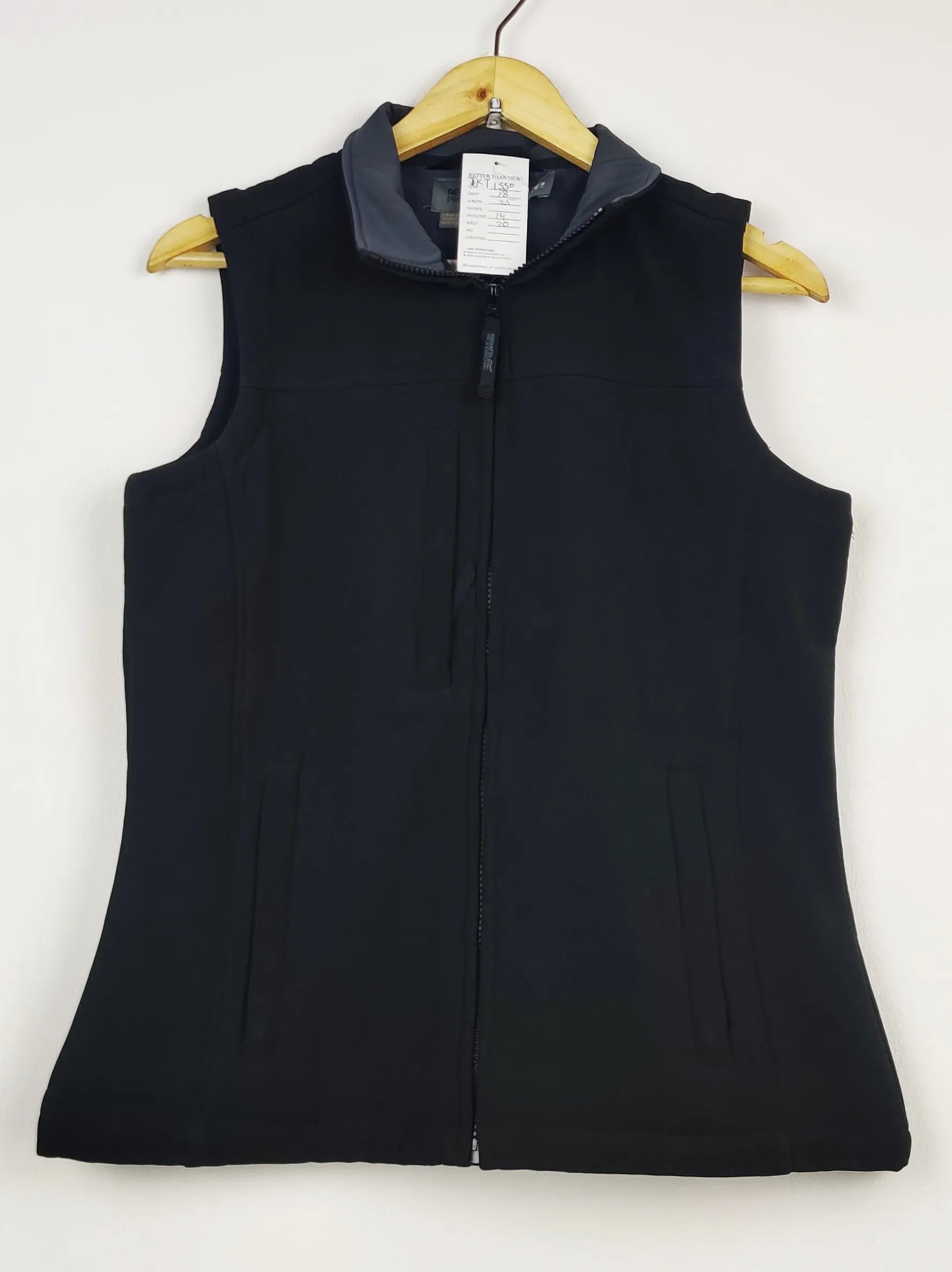Buy online pre-used pre-loved 100% authentic & Original branded Regatta (JKT-1550) available in Pakistan. Top international brands avilable.