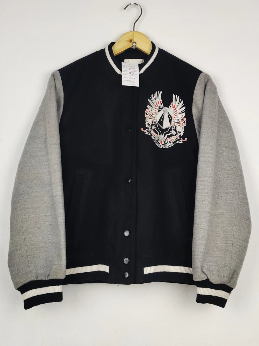 Buy online pre-used pre-loved 100% authentic & Original branded H&M (JKT-1562) available in Pakistan. Top international brands avilable.