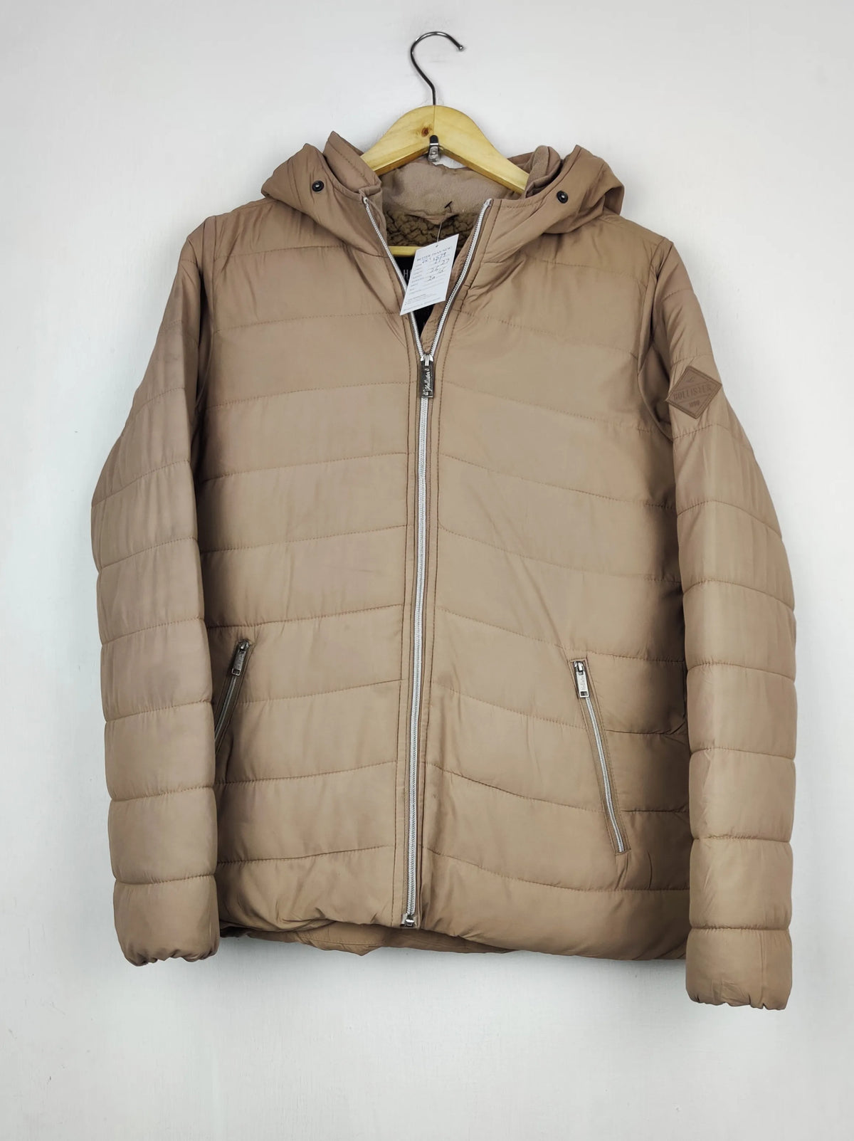 Buy online pre-used pre-loved 100% authentic & Original branded Hollister (JKT-1579) available in Pakistan. Top international brands avilable.