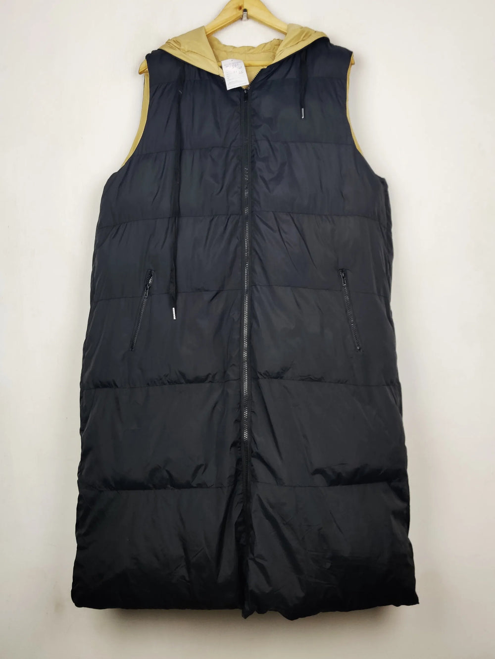 Buy online pre-used pre-loved 100% authentic & Original branded Unknown Brand (JKT-1617) available in Pakistan. Top international brands avilable.