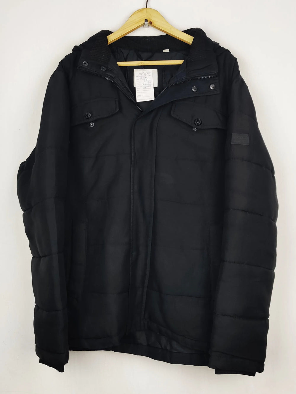Buy online pre-used pre-loved 100% authentic & Original branded Jack & Jones (JKT-1643) available in Pakistan. Top international brands avilable.