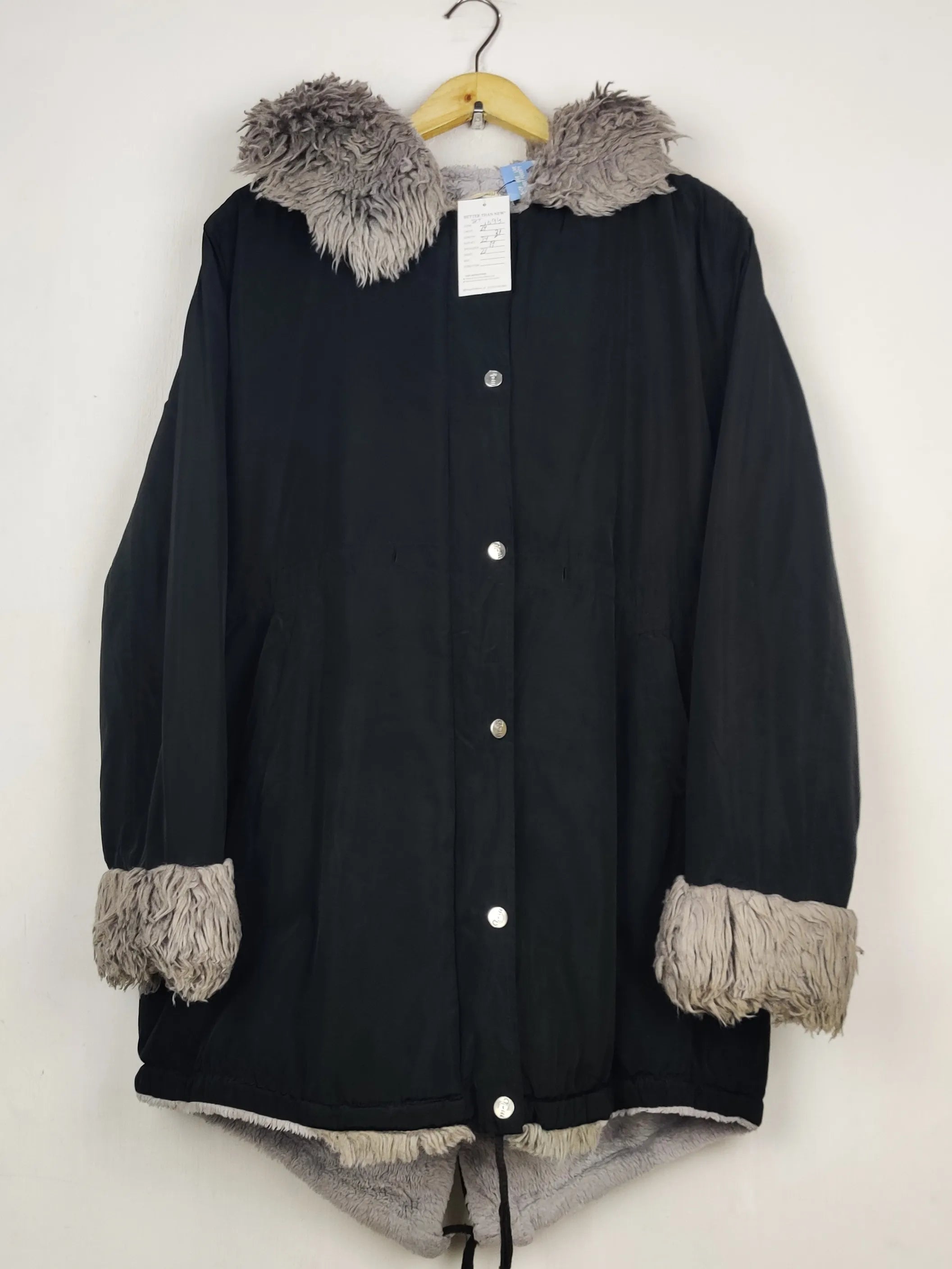 Buy online pre-used pre-loved 100% authentic & Original branded Roiii (JKT-1694) available in Pakistan. Top international brands avilable.