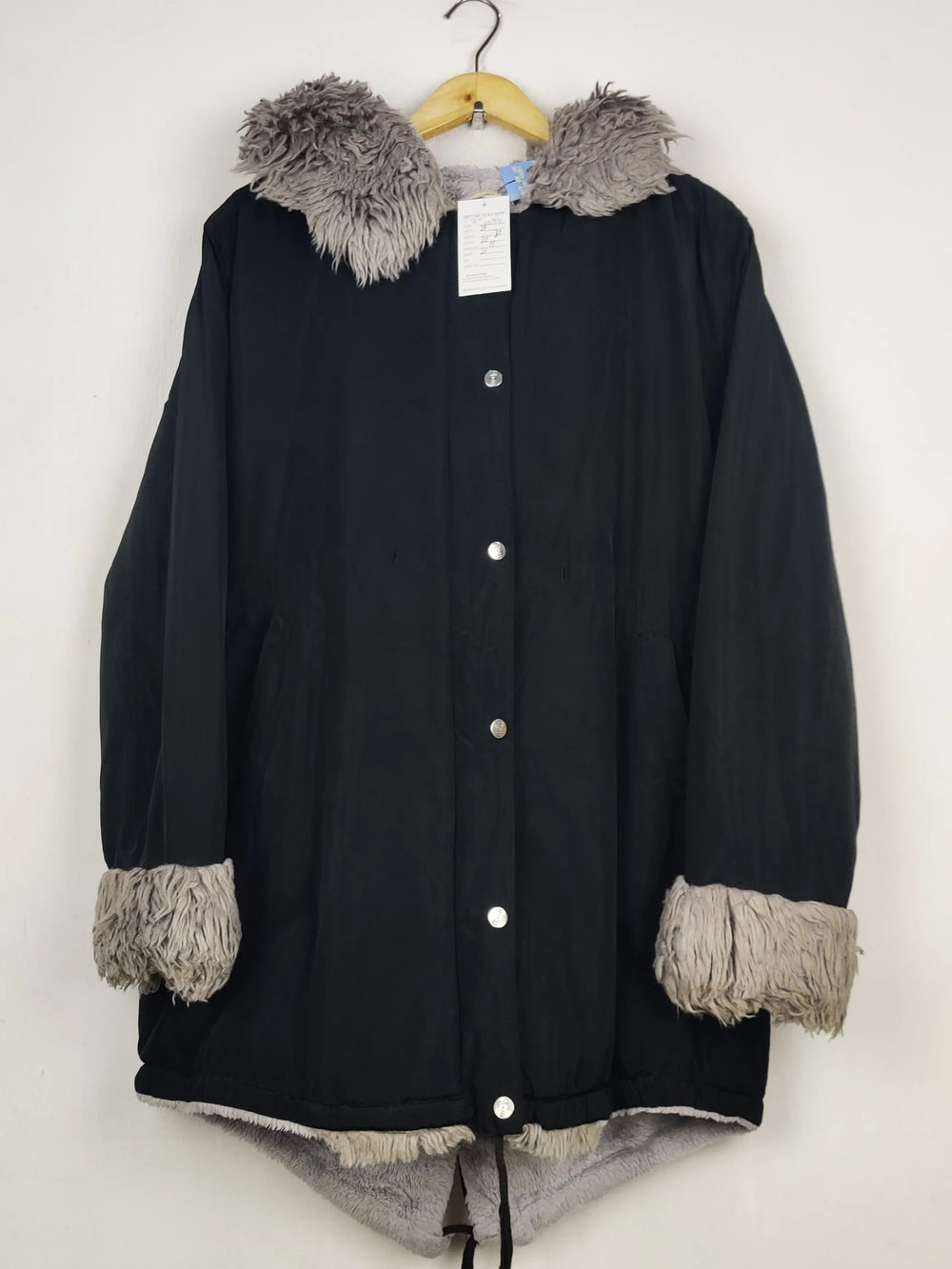 Buy online pre-used pre-loved 100% authentic & Original branded Roiii (JKT-1694) available in Pakistan. Top international brands avilable.