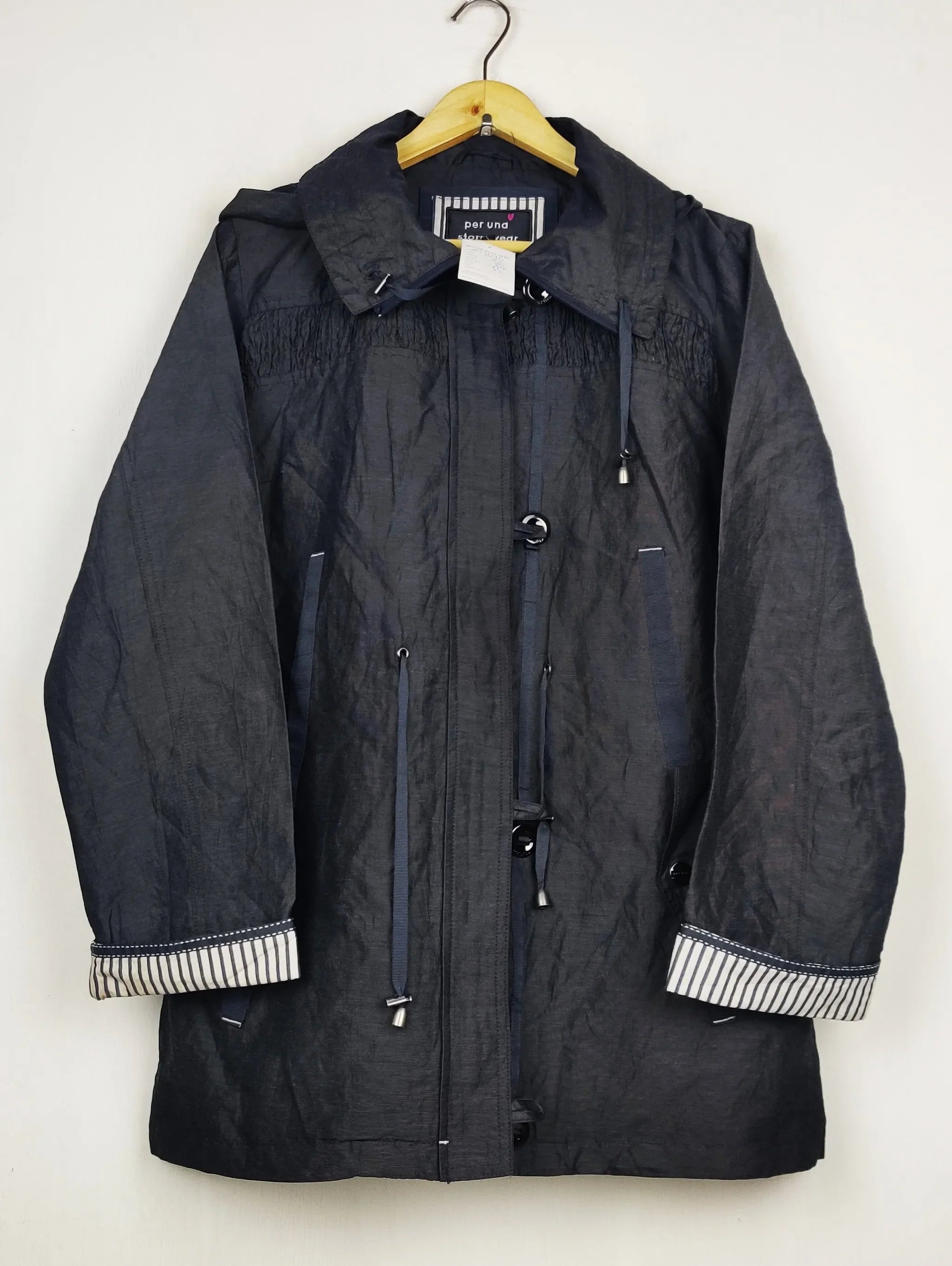 Buy online pre-used pre-loved 100% authentic & Original branded Peruna (JKT-1696) available in Pakistan. Top international brands avilable.