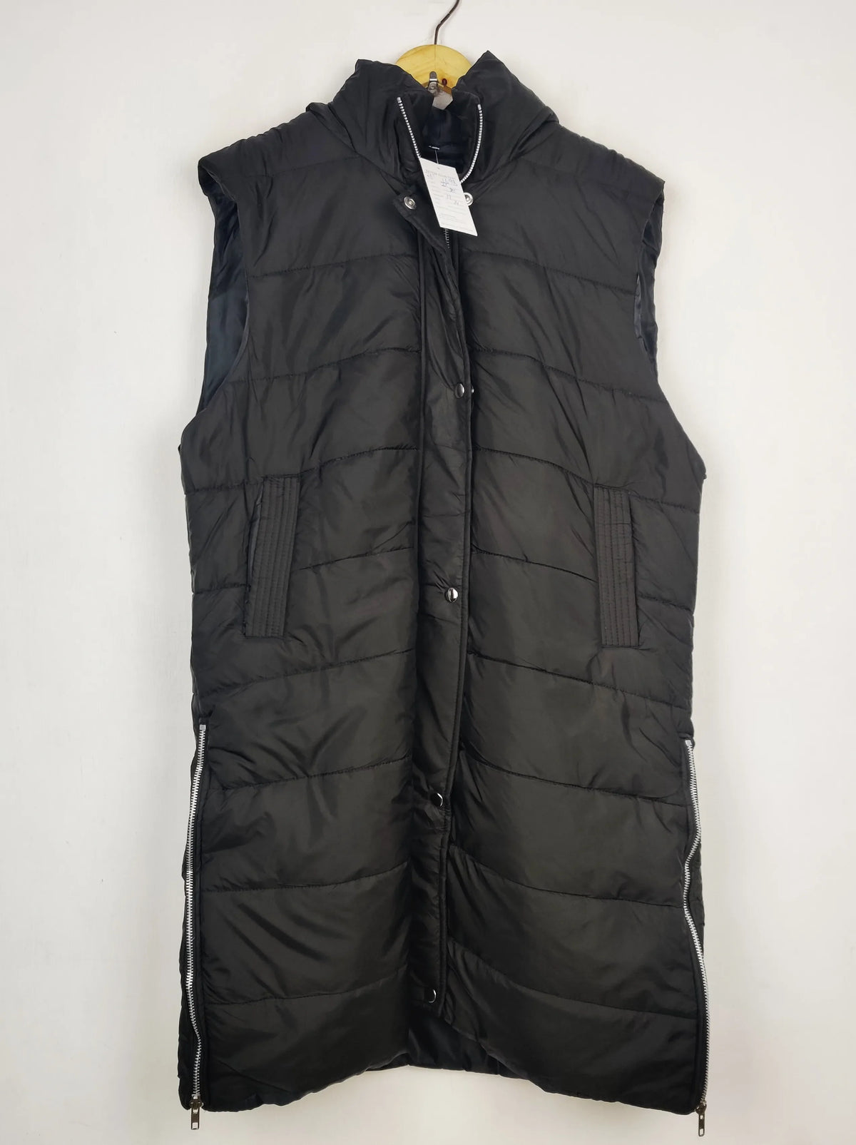 Buy online pre-used pre-loved 100% authentic & Original branded Unknown Brand (JKT-1698) available in Pakistan. Top international brands avilable.
