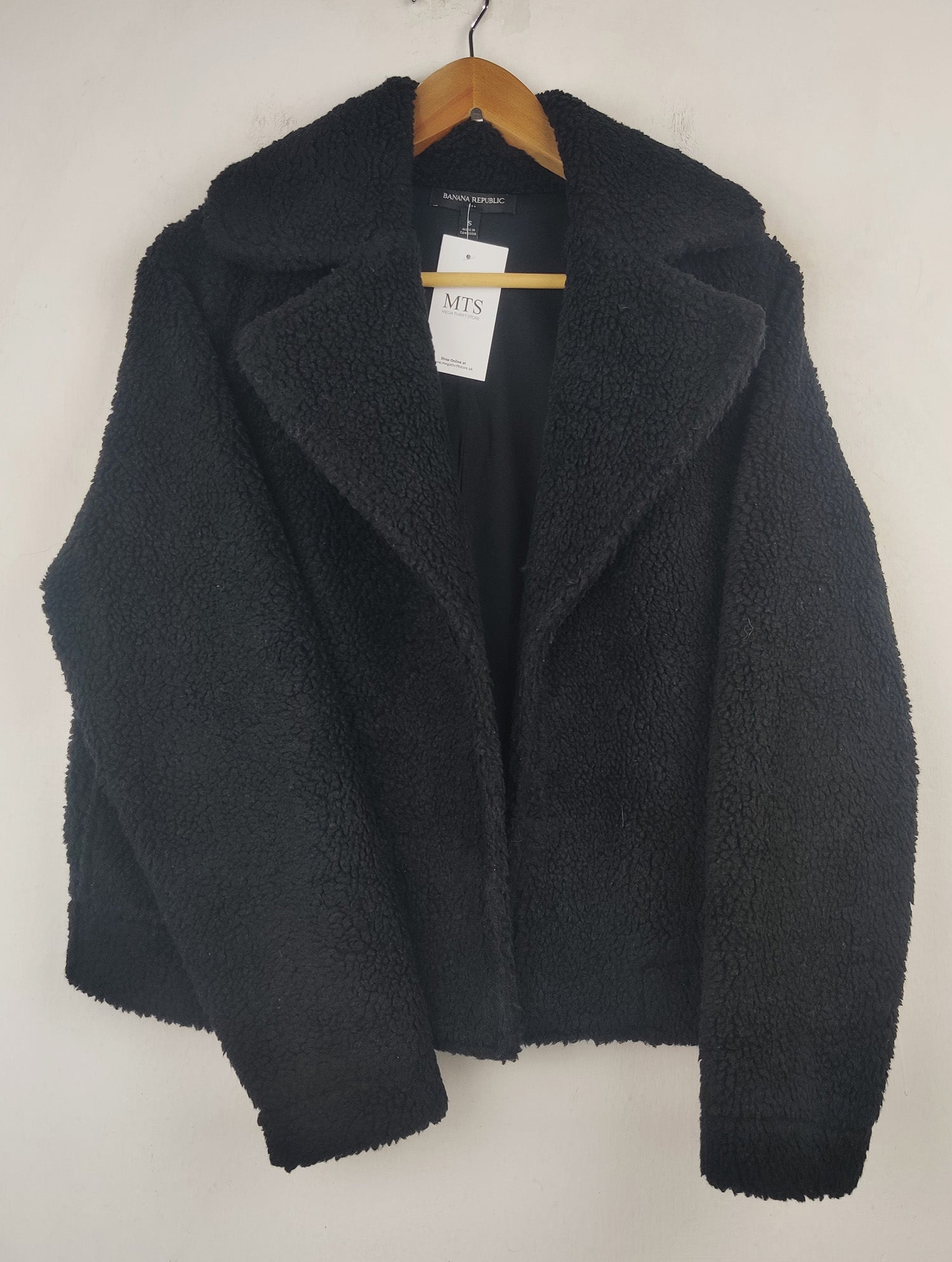 Buy online pre-used pre-loved 100% authentic & Original branded Banana Republic (JKT-504) available in Pakistan. Top international brands avilable.