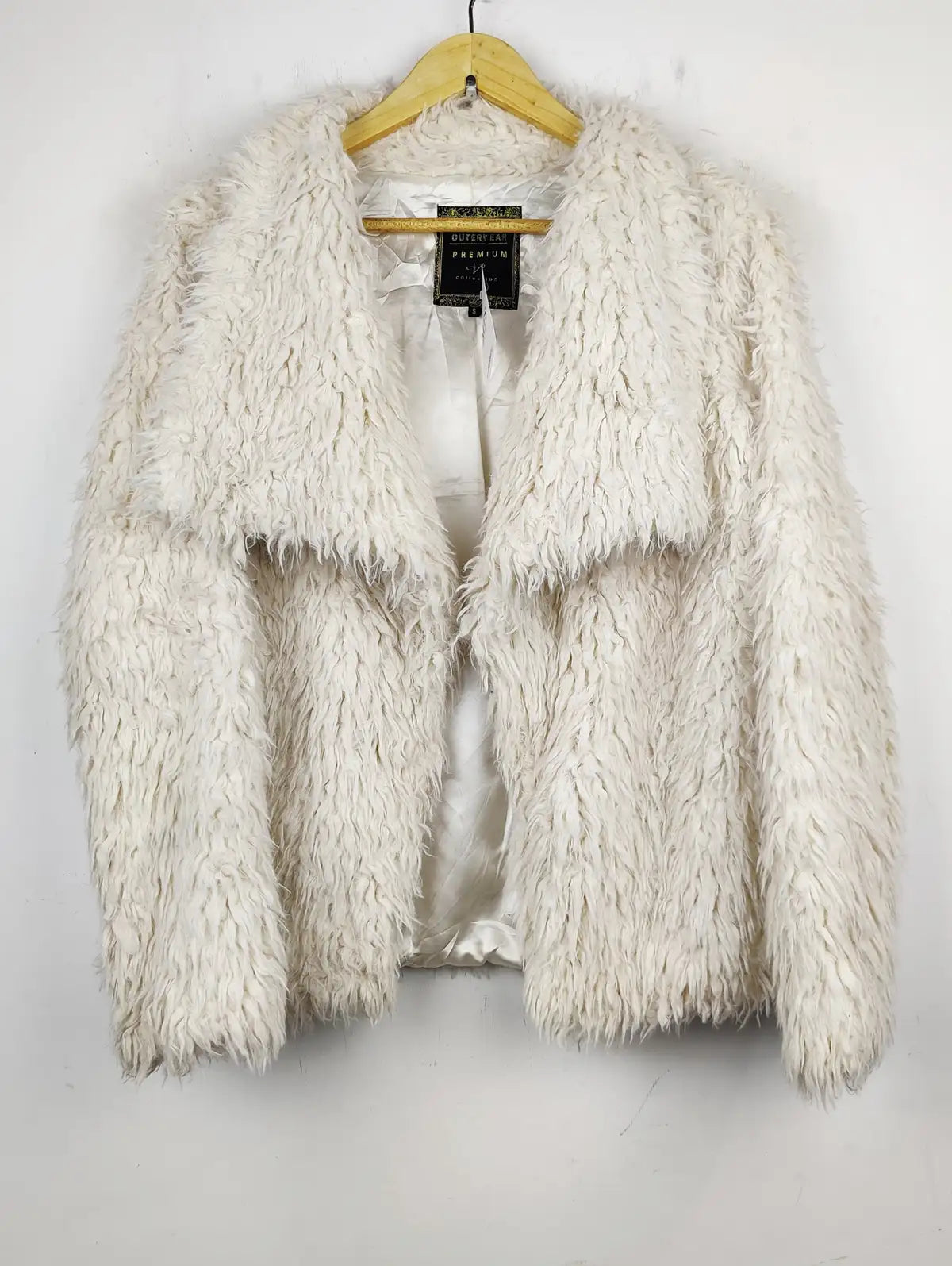Buy online pre-used pre-loved 100% authentic & Original branded Outerwear (JKT-551) available in Pakistan. Top international brands avilable.